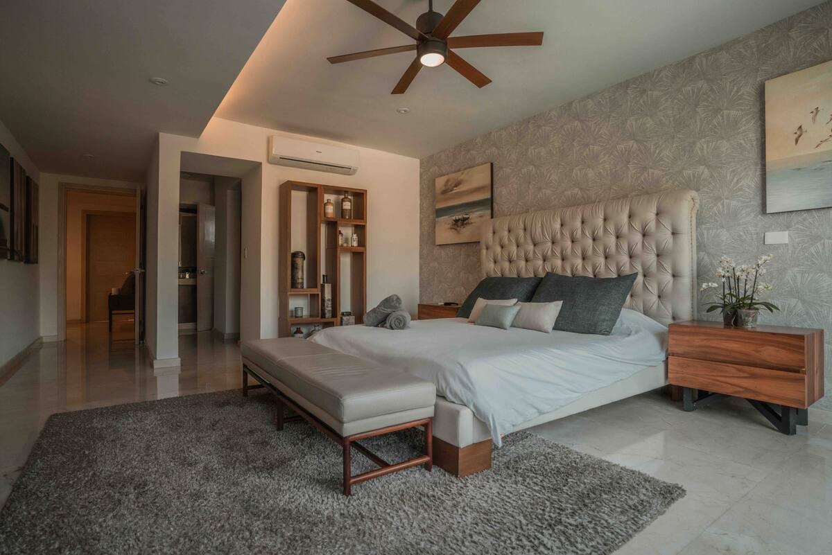 Sophisticated and tranquil, this bedroom at Villa Patrón Cancun blends soft tones, custom woodwork, and luxury details for the ultimate comfort. | Sofisticada y tranquila, esta habitación de Villa Patrón Cancún combina tonos suaves, carpintería a medida y detalles de lujo para el máximo confort.

