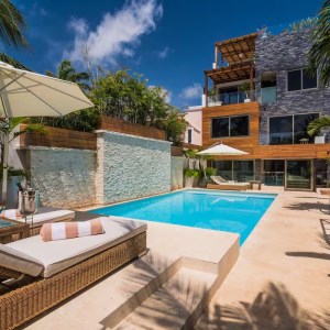 Luxury Villa Patrón Cancun with private pool, sun loungers, and tropical garden | I Live Where You Vacation / Villa Patrón Cancún con alberca privada, camastros y jardín tropical | I Live Where You Vacation