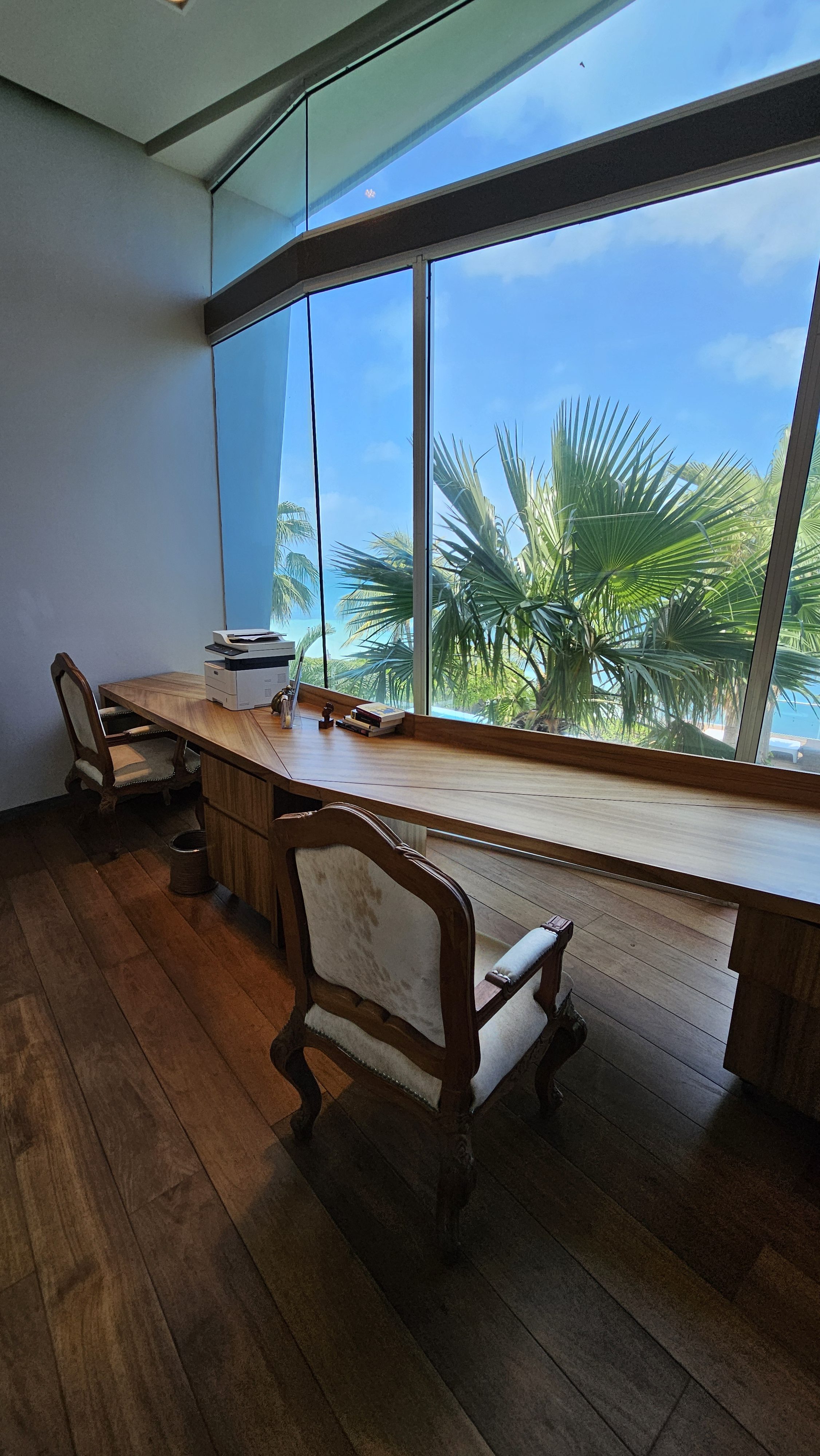 Private oceanview office with natural light and tropical scenery — perfect for remote work in paradise. | Oficina privada con vista al mar, luz natural y entorno tropical — perfecta para trabajar desde el paraíso.
