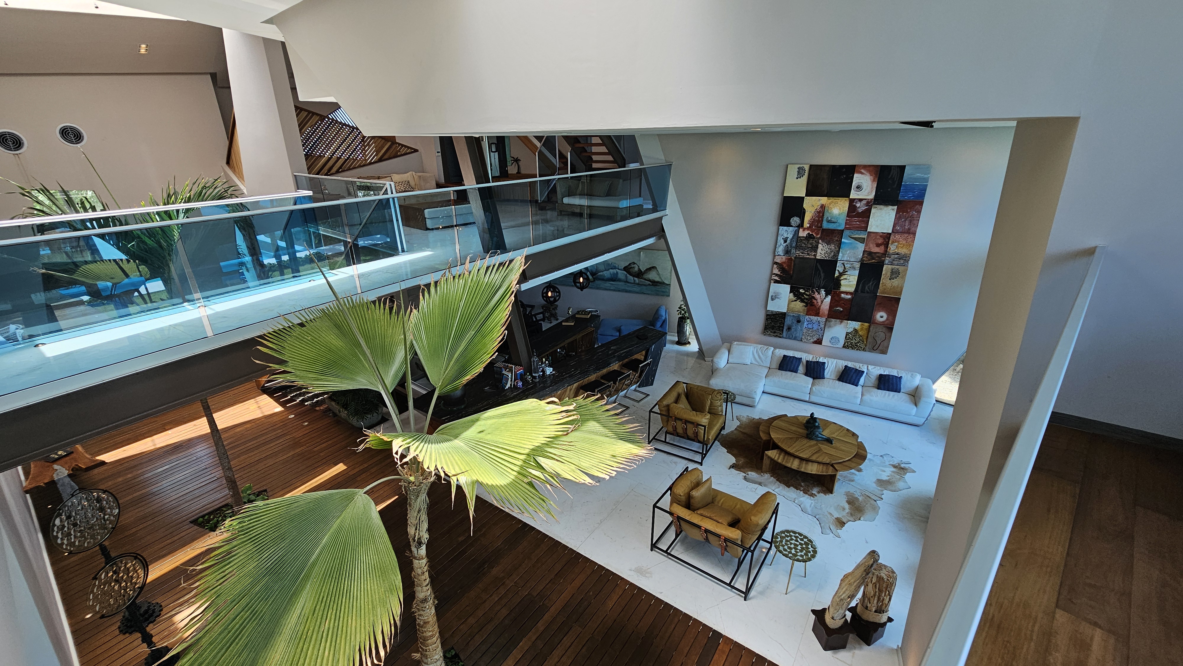Modern mezzanine view of luxury villa interior with tropical design and ocean-inspired decor — part of I Live Where You Vacation’s Riviera Maya collection. | Vista moderna del interior de villa de lujo con diseño tropical y decoración inspirada en el océano — parte de la colección Riviera Maya de I Live Where You Vacation.
