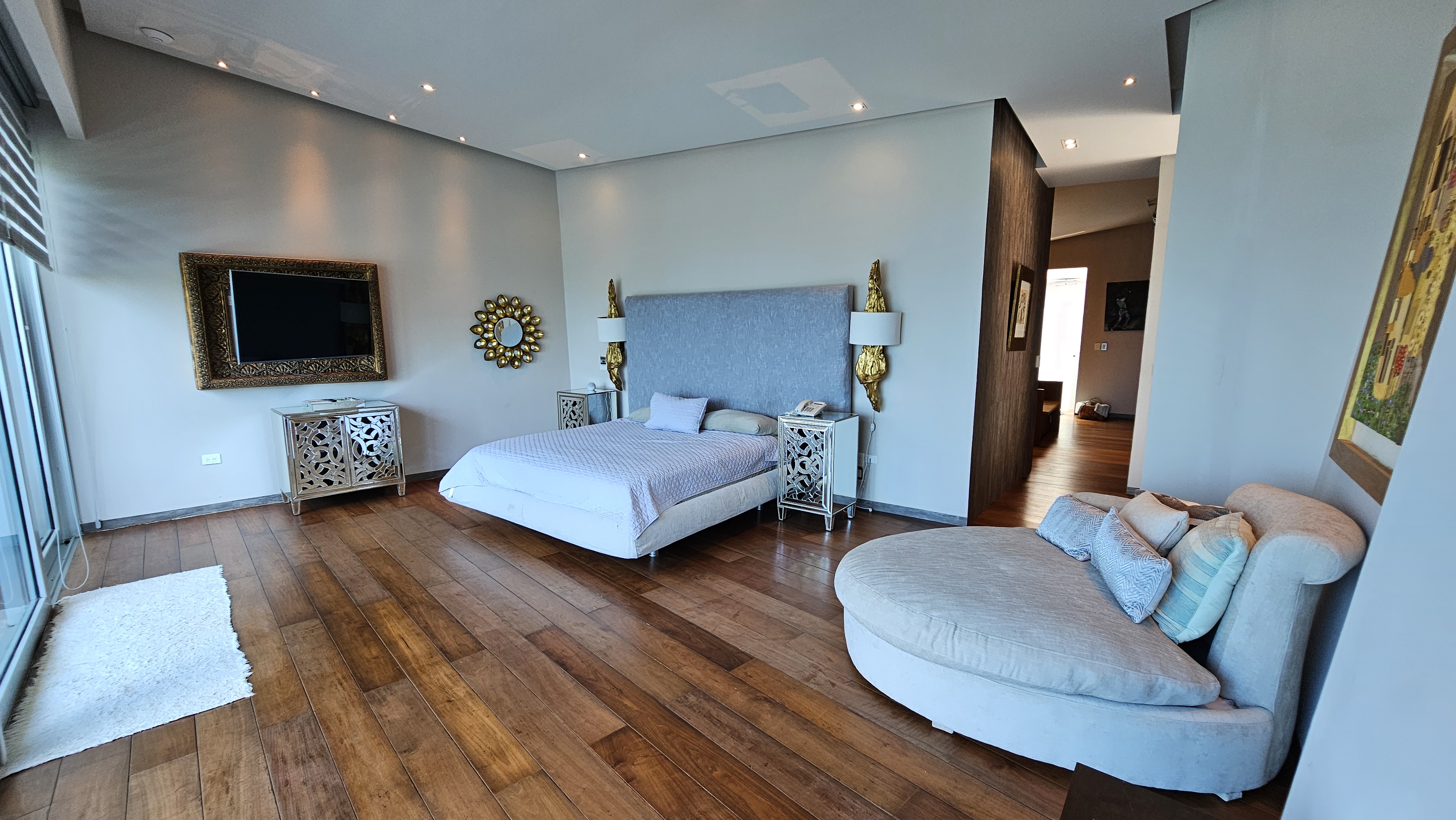 Spacious master bedroom with elegant decor, natural light and ocean view — part of a luxury villa in Cancun. | Recámara principal amplia con decoración elegante, luz natural y vista al mar — parte de una villa de lujo en Cancún.
