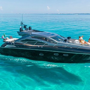Truco 64 ft luxury yacht cruising in the Caribbean with guests on deck – I Live Where You Vacation | Yate de lujo Truco 64 pies navegando en el Caribe con invitados en la cubierta – I Live Where You Vacation
