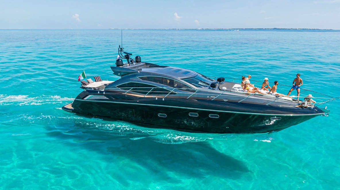 The Truco 64 ft yacht glides effortlessly across turquoise waters — elegance, comfort, and celebration under the Caribbean sun. | El yate Truco 64 ft navega con elegancia sobre aguas turquesa — elegancia, confort y celebración bajo el sol del Caribe.