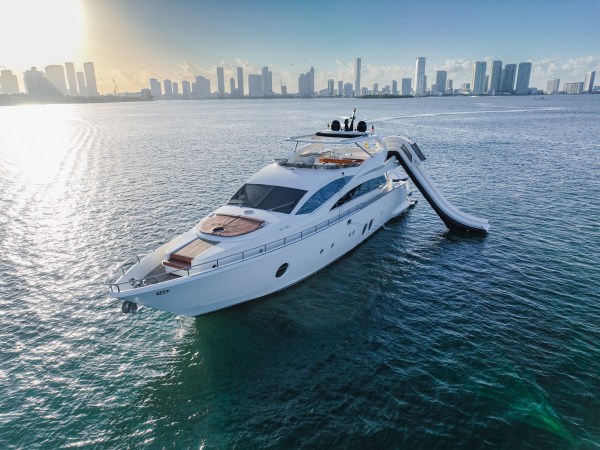 Aerial view of Truco VII 85 ft luxury yacht near Cancun skyline – I Live Where You Vacation | Vista aérea del yate de lujo Truco VII de 85 pies frente al skyline de Cancún – I Live Where You Vacation