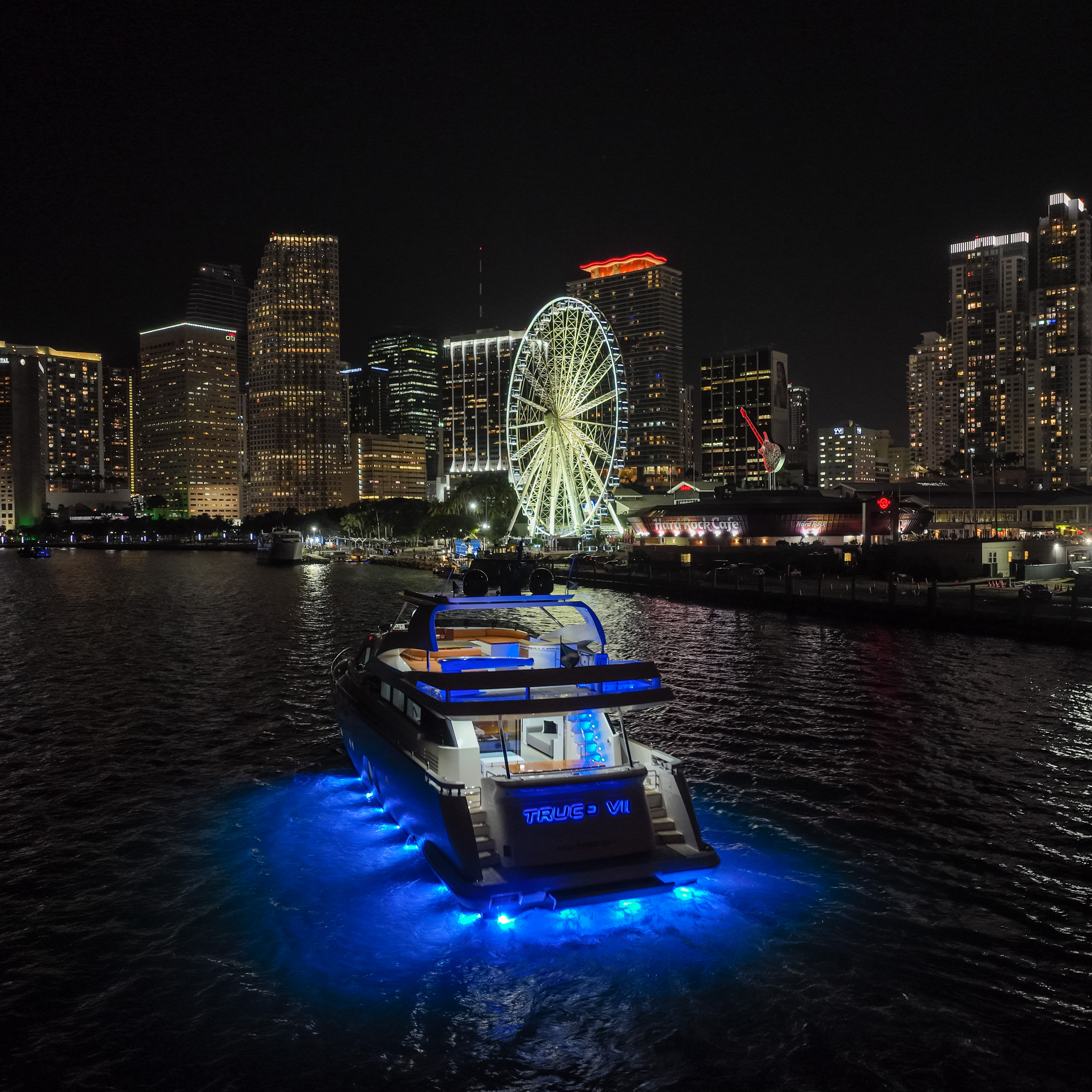The Truco VII 85 ft yacht shines under the city lights, blending luxury, elegance, and adventure — an unforgettable night experience by I Live Where You Vacation. | El yate Truco VII de 85 pies brilla bajo las luces de la ciudad, fusionando lujo, elegancia y aventura — una experiencia nocturna inolvidable de I Live Where You Vacation.
