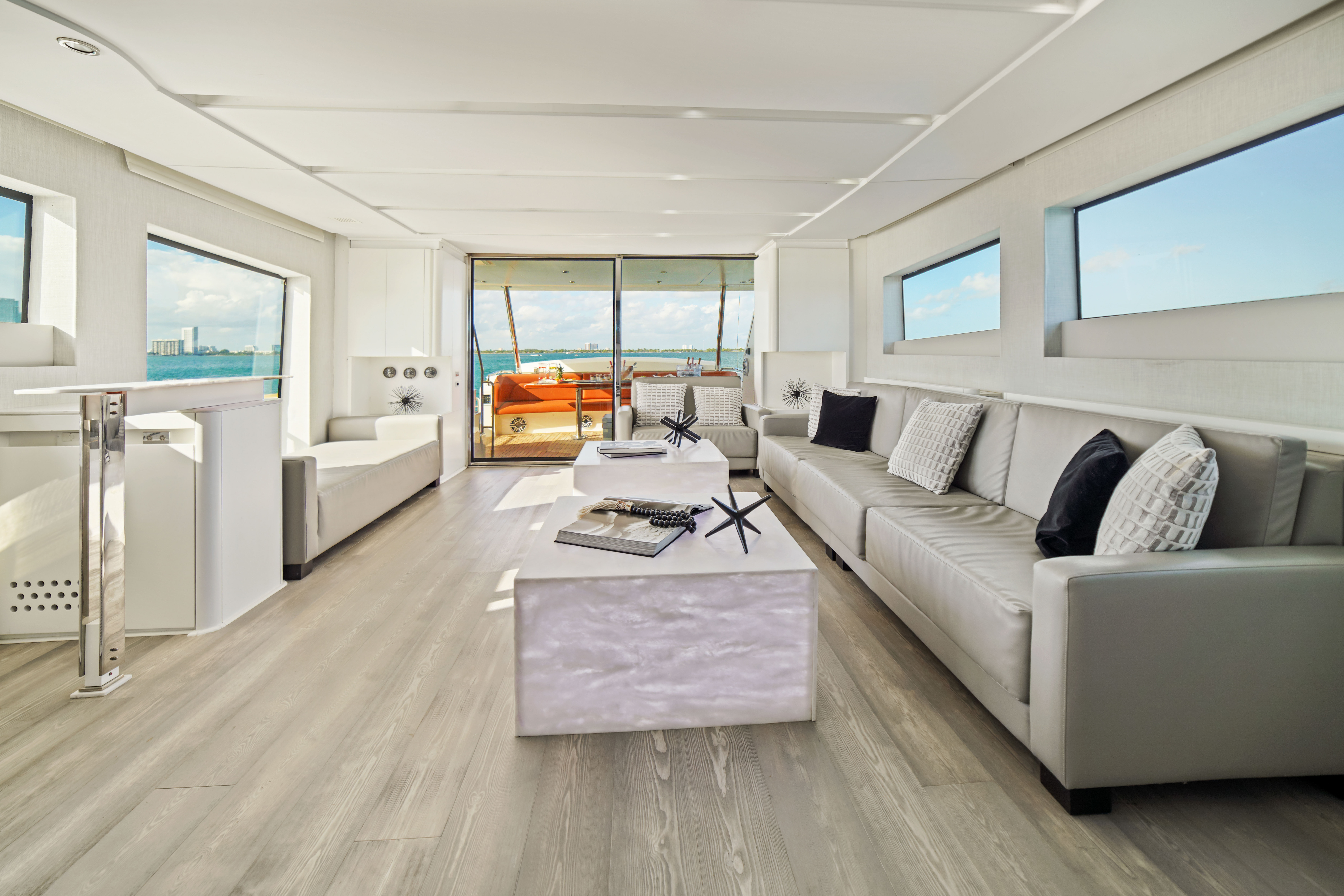 The interior of the Truco VII 85 ft yacht showcases minimalist luxury, panoramic windows, and refined details — a perfect balance of comfort and sophistication. | El interior del yate Truco VII de 85 pies muestra lujo minimalista, ventanales panorámicos y detalles refinados — el equilibrio perfecto entre confort y sofisticación.
