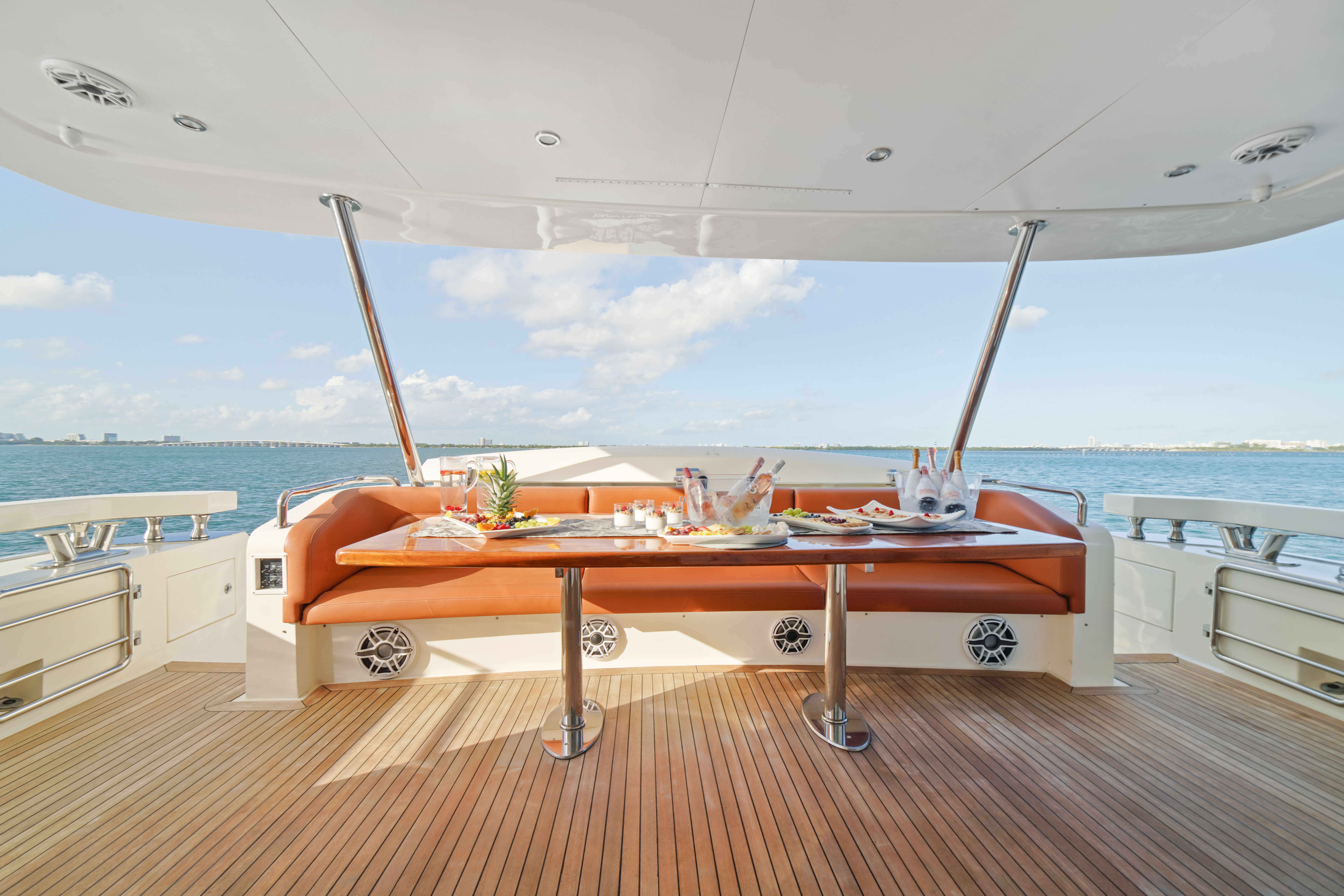 The aft deck of the Truco VII 85 ft yacht invites guests to enjoy fine dining and champagne with breathtaking ocean views — curated by I Live Where You Vacation and Chartiers del Mar. | La popa del yate Truco VII de 85 pies invita a disfrutar de cenas exclusivas y champagne con impresionantes vistas al mar — presentado por I Live Where You Vacation y Chartiers del Mar.
