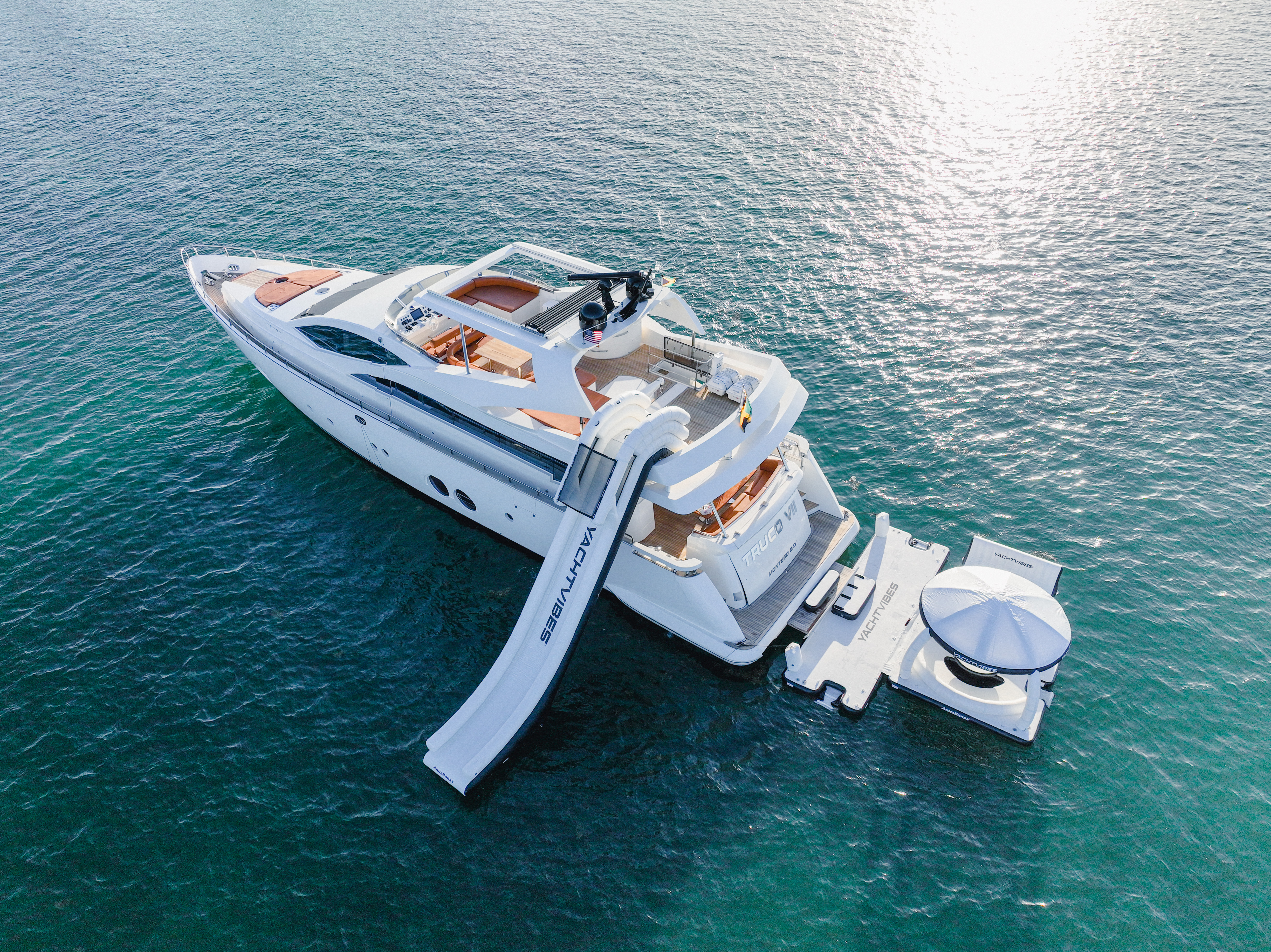 The Truco VII 85 ft yacht offers the ultimate charter experience with water toys, a private slide, and a floating sun lounge — curated by I Live Where You Vacation and Chartiers del Mar. | El yate Truco VII de 85 pies ofrece la máxima experiencia charter con juguetes acuáticos, tobogán privado y lounge flotante — presentado por I Live Where You Vacation y Chartiers del Mar.
