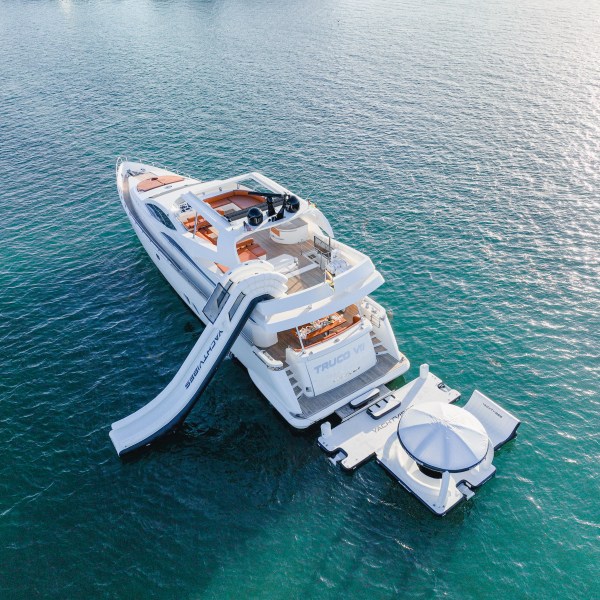 Aerial view of Truco VII 85 ft luxury yacht with water slide and floating lounge in Cancun – I Live Where You Vacation | Vista aérea del yate de lujo Truco VII de 85 pies con resbaladilla y lounge flotante en Cancún – I Live Where You Vacation