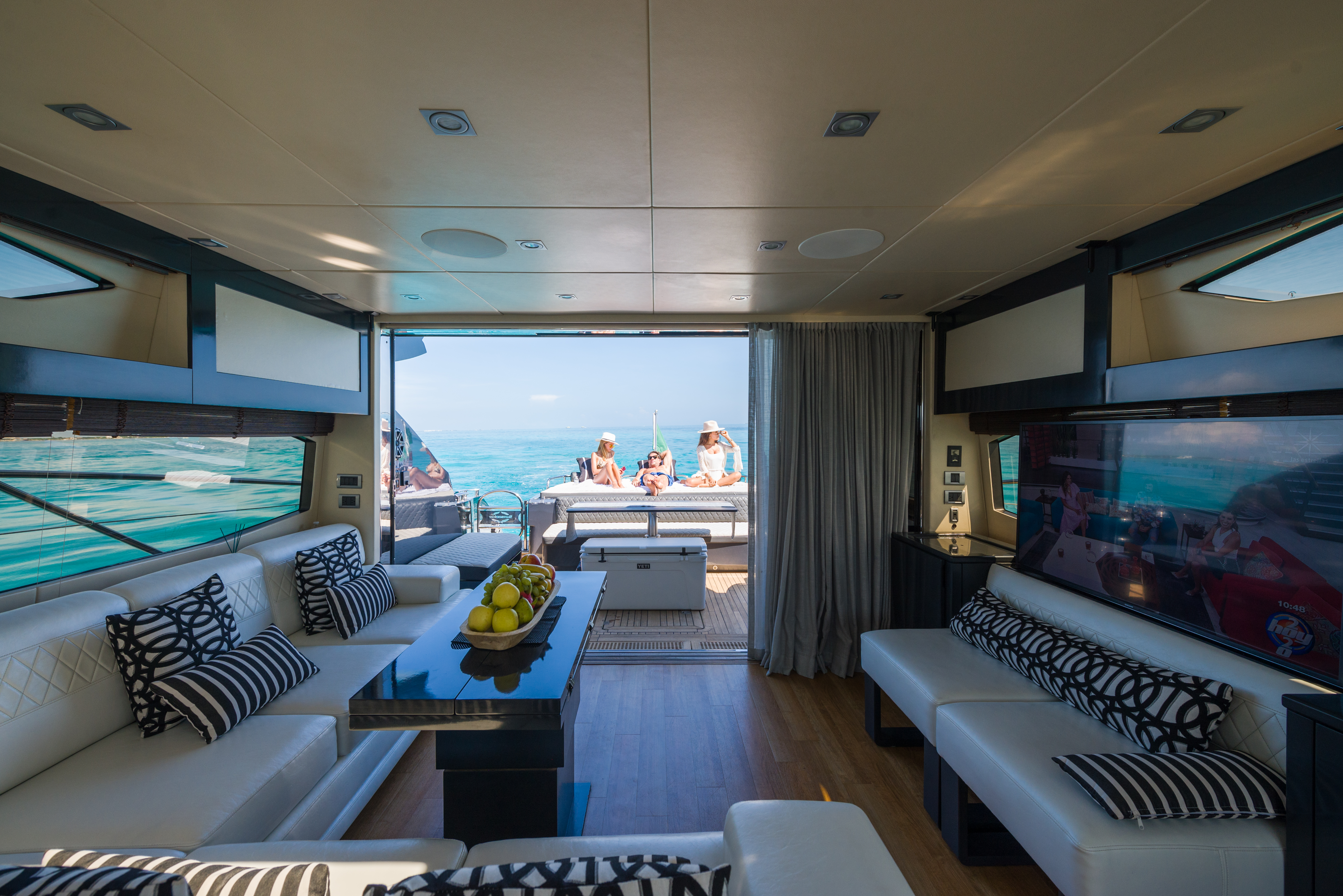 A seamless transition between elegance and ocean breeze — the Truco 64 ft yacht invites you to live the Riviera Maya in style. | Una transición perfecta entre la elegancia y la brisa marina — el yate Truco 64 ft te invita a vivir la Riviera Maya con estilo.