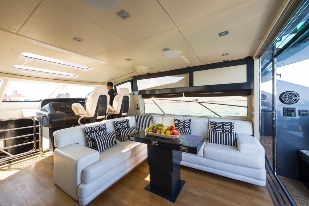 A refined living space where natural light and design blend seamlessly — the Truco 64 ft yacht brings the comfort of home to the open sea. | Un espacio refinado donde la luz natural y el diseño se fusionan — el yate Truco 64 ft lleva el confort del hogar al mar abierto.
