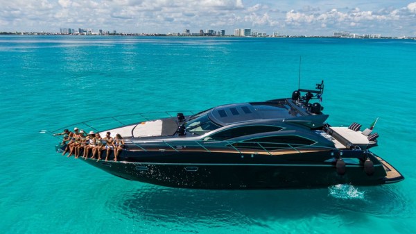 Truco 64 ft yacht with guests relaxing on the bow over turquoise Caribbean waters – I Live Where You Vacation | Yate Truco 64 pies con invitados relajándose en la proa sobre aguas turquesa del Caribe – I Live Where You Vacation