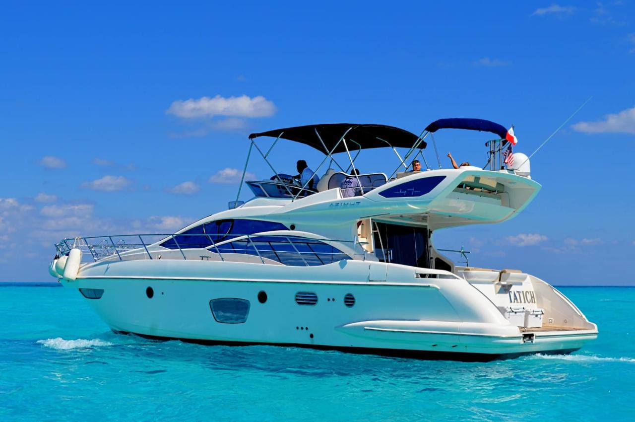 Sail in style aboard the Azimut 48 ft Flybridge — an Italian masterpiece designed for unforgettable days in Cancún and Isla Mujeres. | Navega con estilo a bordo del Azimut 48 ft Flybridge — una obra maestra italiana diseñada para días inolvidables en Cancún e Isla Mujeres.
