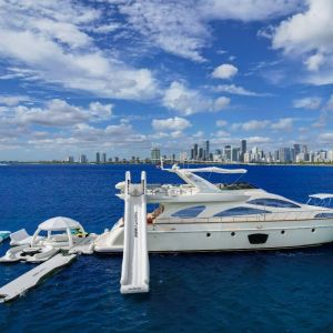 Azimut 80 Flybridge luxury yacht anchored in turquoise Caribbean waters with inflatable water toys – I Live Where You Vacation. | Yate de lujo Azimut 80 Flybridge anclado en aguas turquesas del Caribe con juegos acuáticos inflables – I Live Where You Vacation.