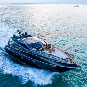 Truco 64 ft yacht cruising over turquoise waters with guests relaxing on deck – I Live Where You Vacation | Yate Truco 64 pies navegando sobre aguas turquesa con invitados relajándose en la proa – I Live Where You Vacation