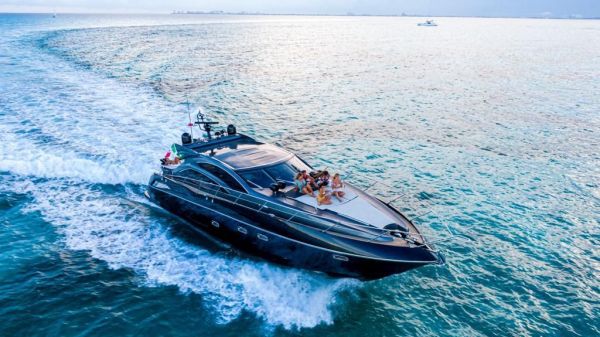Truco 64 ft yacht cruising over turquoise waters with guests relaxing on deck – I Live Where You Vacation | Yate Truco 64 pies navegando sobre aguas turquesa con invitados relajándose en la proa – I Live Where You Vacation