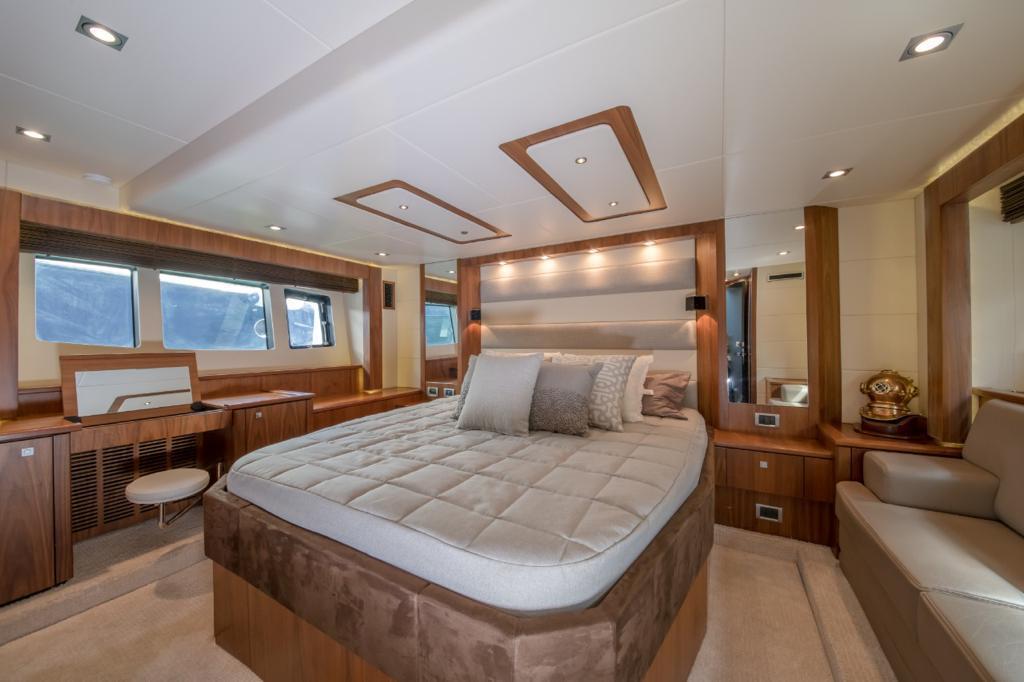 Experience restful luxury in the master suite of the Truco 64 ft yacht — refined design, natural light, and ocean tranquility. | Vive el lujo del descanso en la suite principal del yate Truco 64 ft — diseño refinado, luz natural y tranquilidad marina.