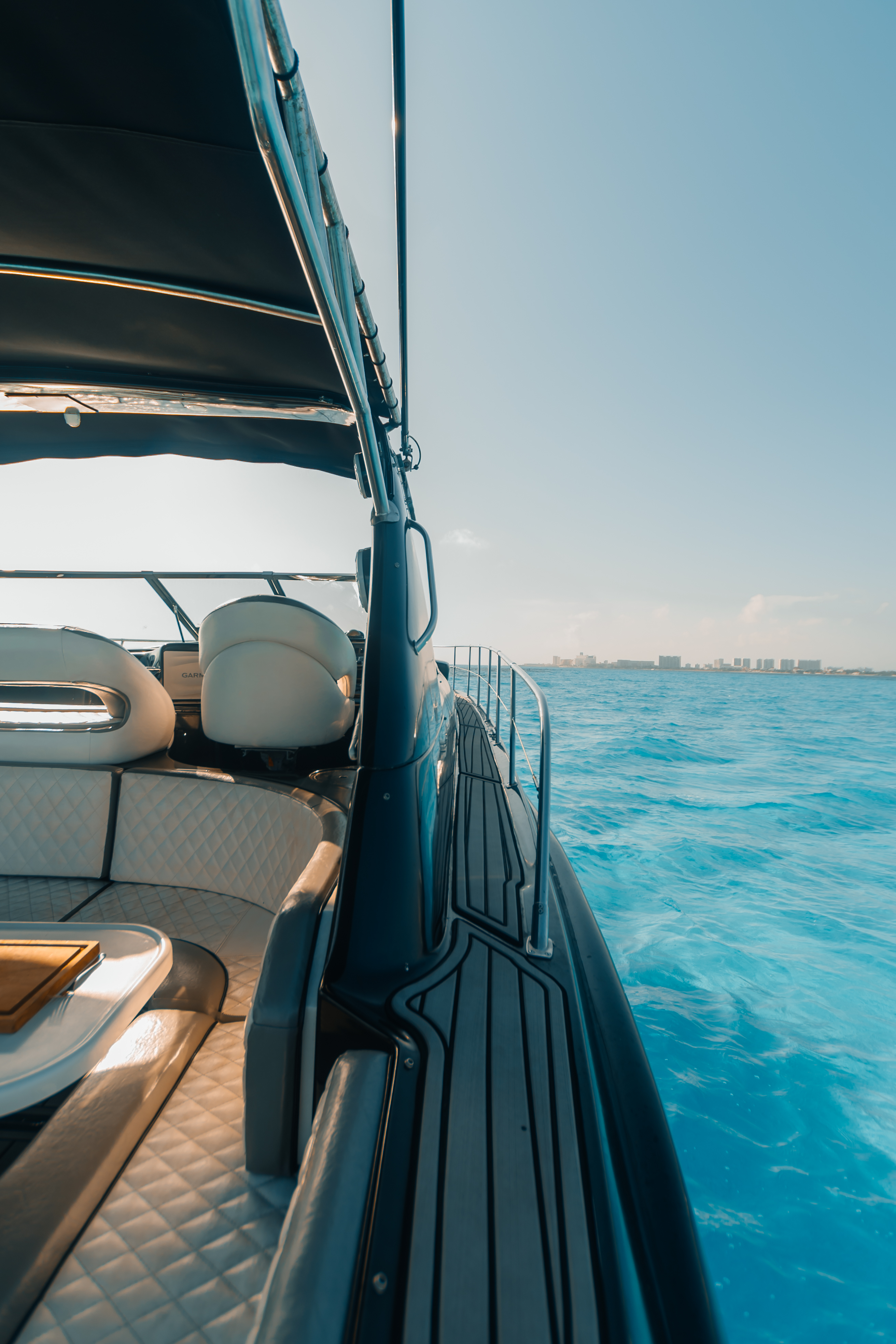 Smooth lines, soft sunlight, and endless turquoise — the MIA yacht redefines elegance on the Caribbean horizon. | Líneas suaves, luz dorada y un horizonte turquesa — el yate MIA redefine la elegancia en el Caribe.
