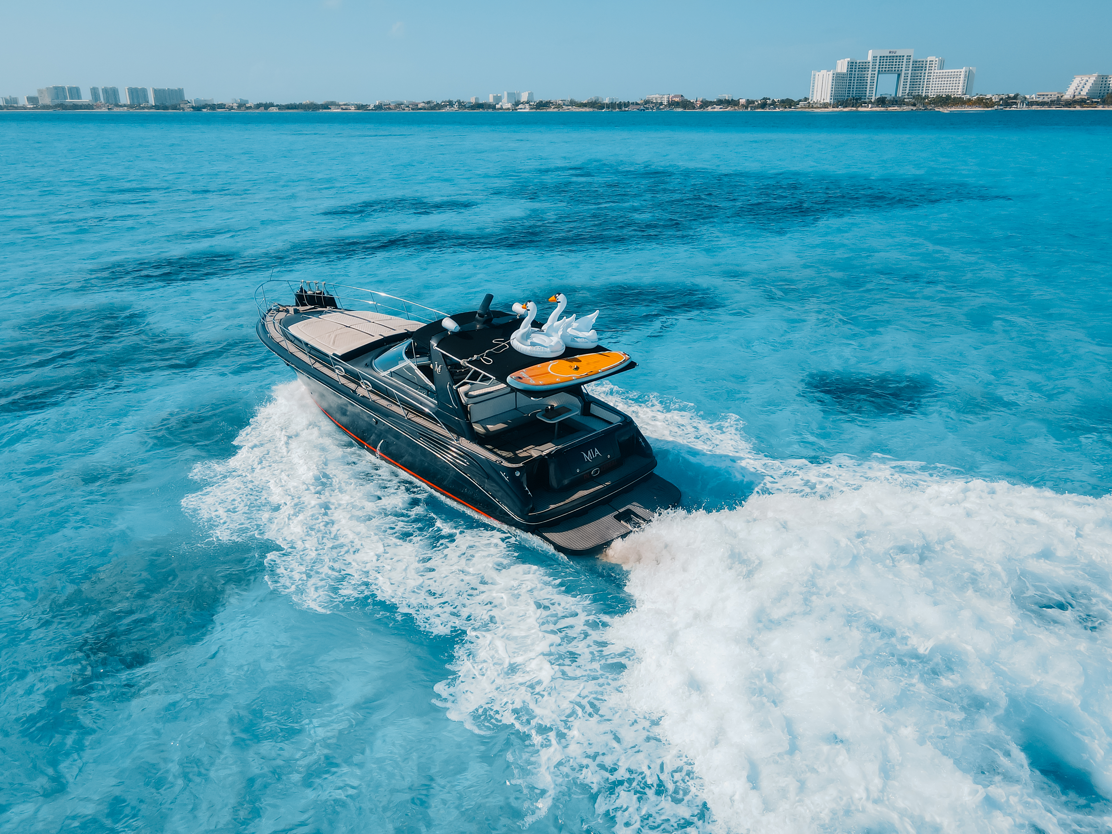 The MIA yacht glides across the Caribbean in effortless style — where luxury meets freedom, by I Live Where You Vacation. | El yate MIA navega por el Caribe con estilo y libertad — donde el lujo se encuentra con la aventura, por I Live Where You Vacation.
