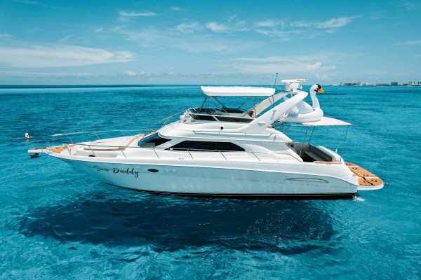 Sea Daddy 50 ft Sea Ray yacht cruising in turquoise waters of Cancún – I Live Where You Vacation | Yate Sea Daddy Sea Ray de 50 pies navegando en las aguas turquesa de Cancún – I Live Where You Vacation
