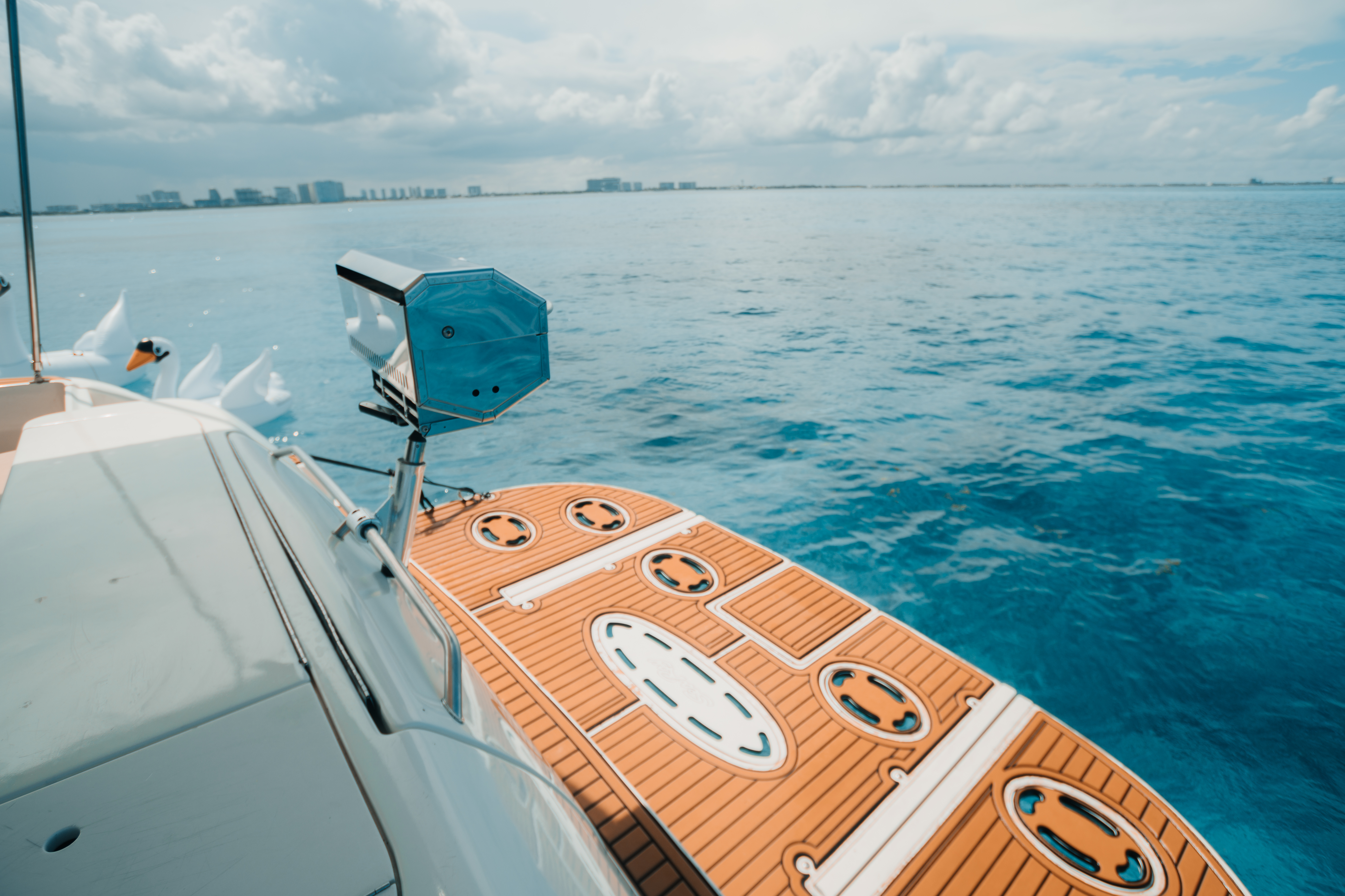 The Sea Daddy’s teak platform and built-in grill create the perfect spot to enjoy the Caribbean breeze. | La plataforma de teca del Sea Daddy y su asador integrado crean el lugar perfecto para disfrutar de la brisa caribeña.
