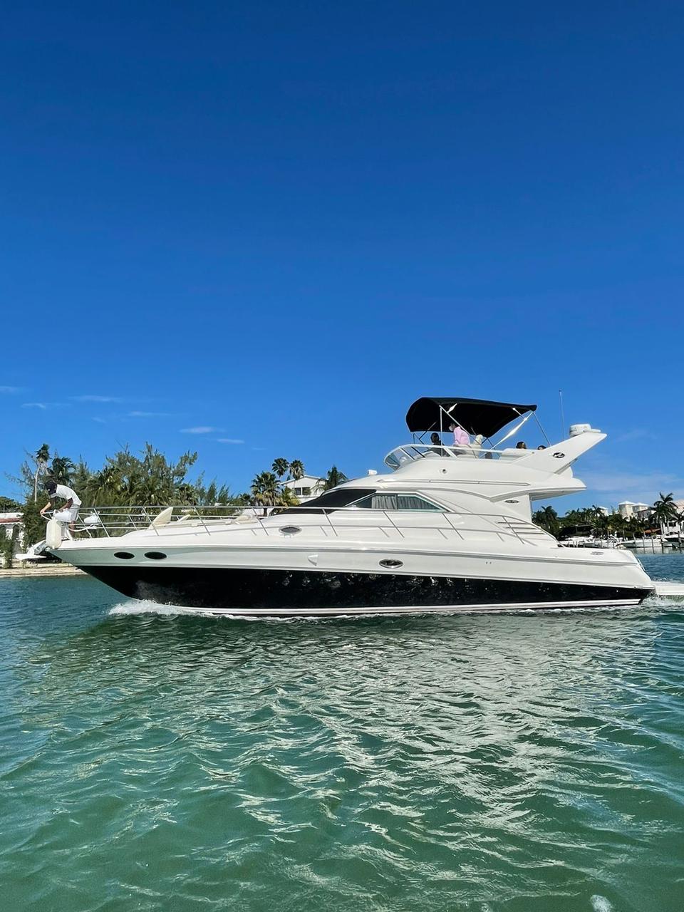 The Magnus 40 ft glides effortlessly through Cancún’s calm waters — a perfect balance of power, comfort, and elegance. | El Magnus 40 ft se desliza con elegancia por las aguas tranquilas de Cancún — el equilibrio perfecto entre potencia, confort y estilo.
