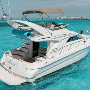 Magnus 40 ft flybridge yacht cruising over turquoise Caribbean waters near Cancún and Isla Mujeres – I Live Where You Vacation | Yate Magnus 40 pies Flybridge navegando sobre aguas turquesa del Caribe cerca de Cancún e Isla Mujeres – I Live Where You Vacation