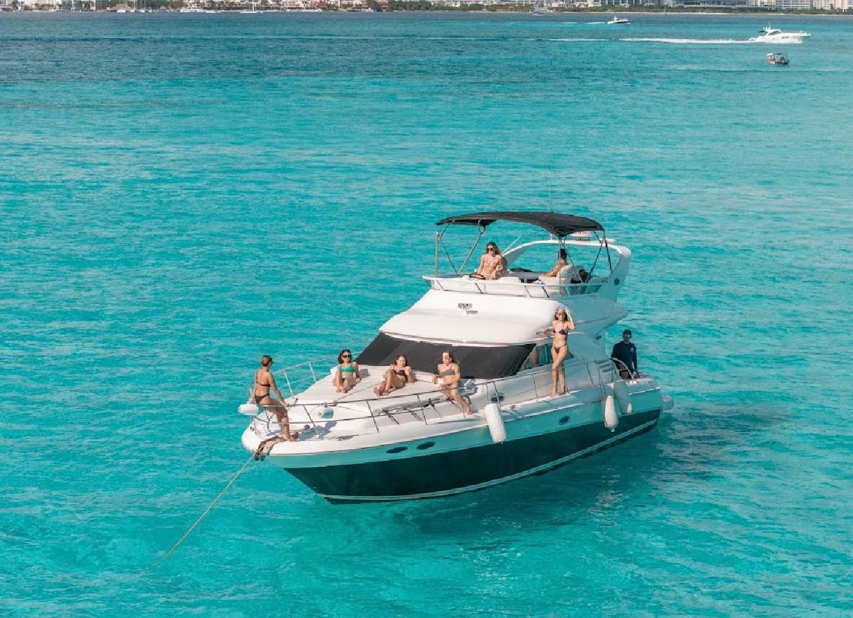 Sail, swim, and celebrate aboard the Magnus 40 ft — your private floating lounge in the Caribbean. | Navega, nada y celebra a bordo del Magnus 40 ft — tu lounge flotante privado en el Caribe.
