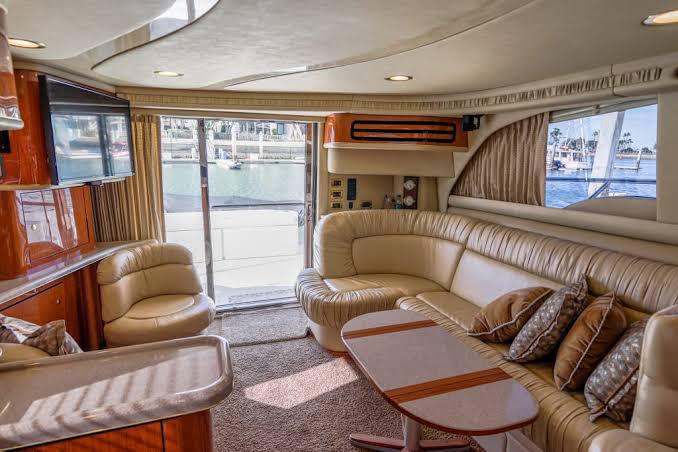 Step inside the Magnus 40 ft — where comfort meets sophistication with plush leather seating and refined wood details. | Entra al Magnus 40 ft — donde el confort se combina con la sofisticación en asientos de piel y detalles en madera.
