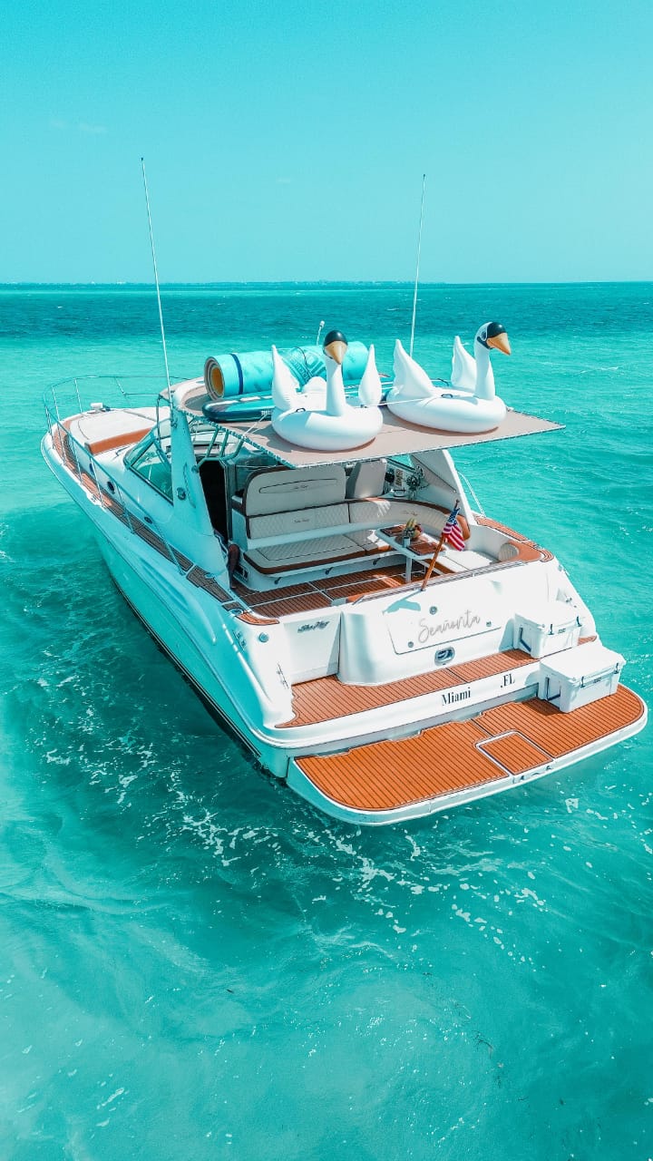 The Seañorita yacht delivers the perfect blend of elegance and fun, cruising the crystal waters of Cancún and Isla Mujeres in true Sea Ray style. | El yate Seañorita ofrece la mezcla perfecta de elegancia y diversión, navegando las aguas cristalinas de Cancún e Isla Mujeres al más puro estilo Sea Ray.
