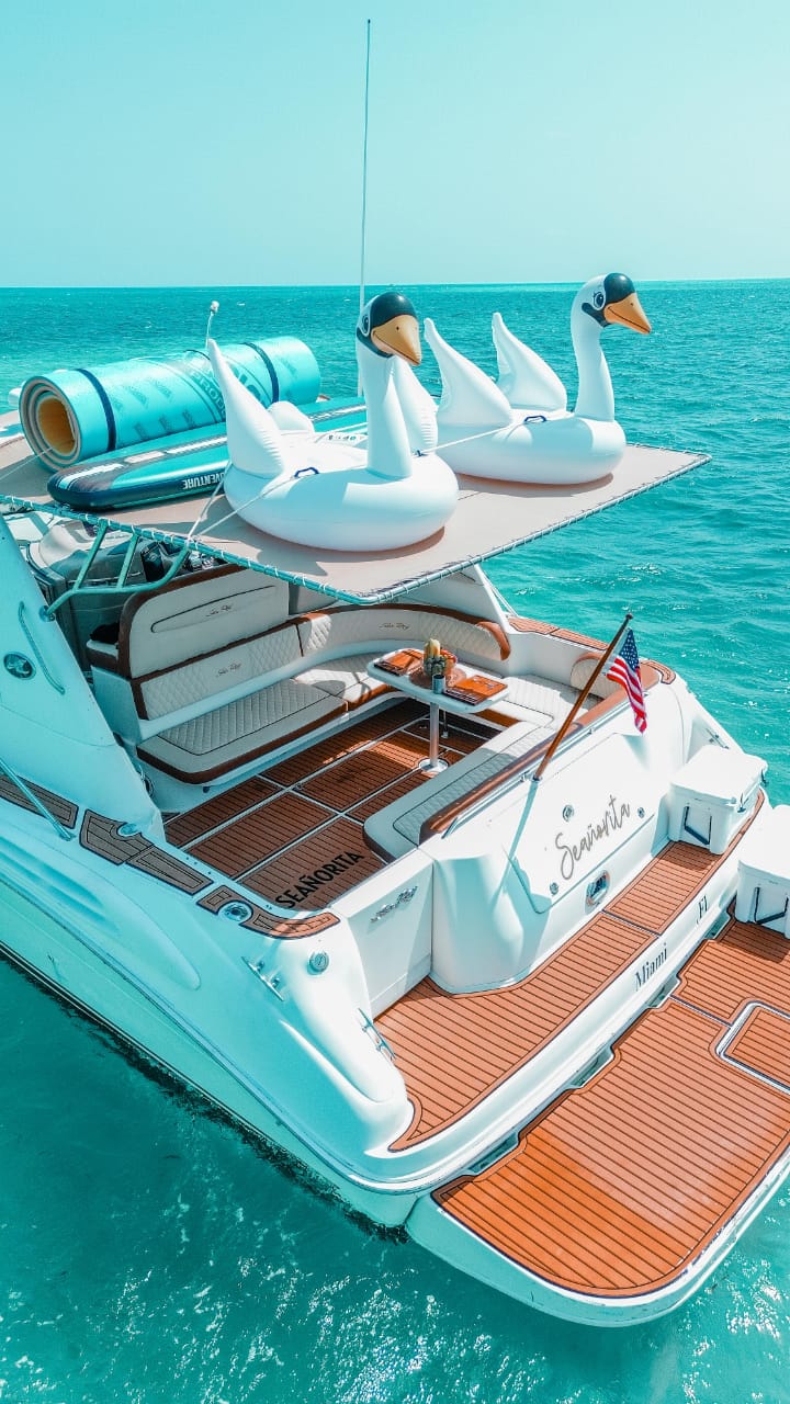 Luxury meets leisure on Seañorita — teak decks, stylish lounges, and the iconic swan floats create the perfect Caribbean escape. | Lujo y diversión a bordo del Seañorita — cubiertas de teca, lounges elegantes y los icónicos inflables de cisne para una escapada perfecta por el Caribe.