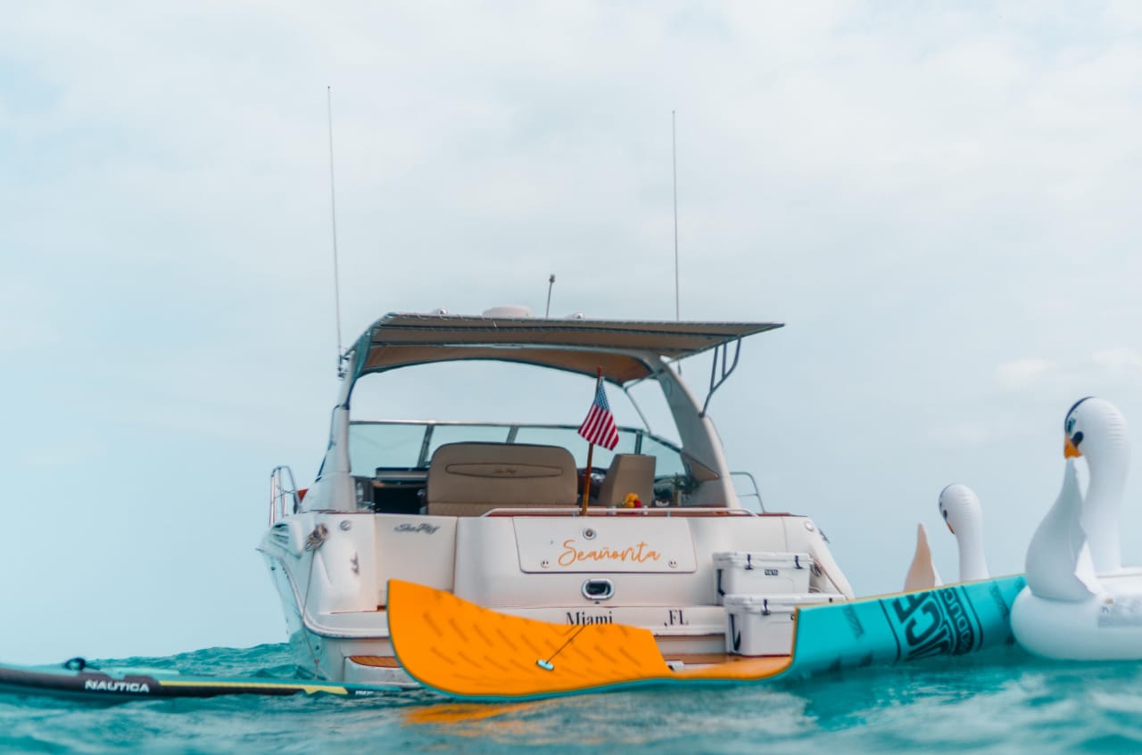 Adventure meets elegance aboard Seañorita — enjoy paddleboarding, swimming, and carefree days under the Caribbean sun. | Aventura y elegancia a bordo del Seañorita — disfruta del paddleboard, la natación y días sin preocupaciones bajo el sol caribeño.
