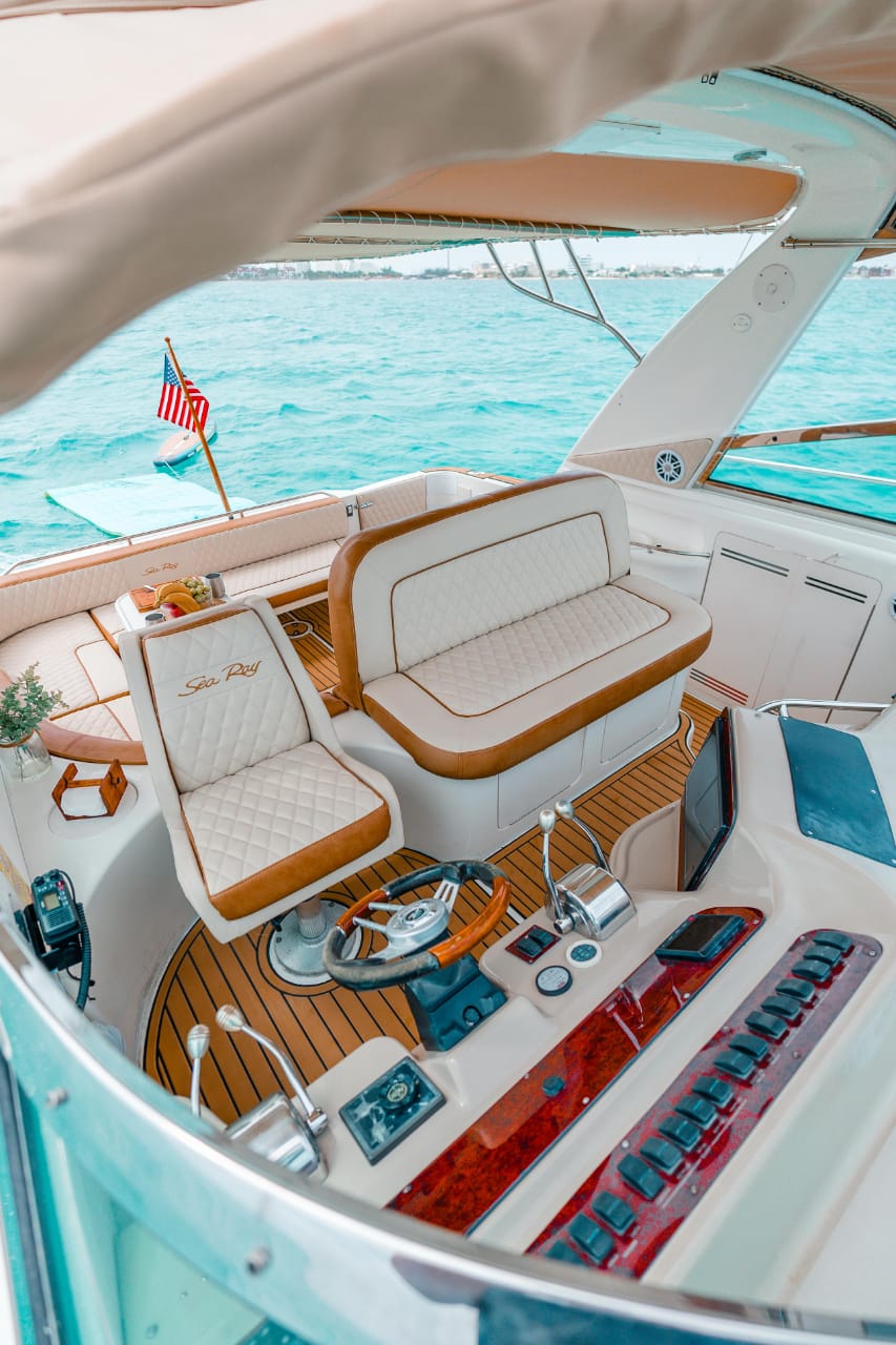 Take the helm of Seañorita — enjoy a luxurious cockpit with ergonomic controls, plush seating, and breathtaking sea views. | Toma el mando del Seañorita — disfruta una cabina de mando con controles ergonómicos, asientos acolchados y vistas impresionantes del mar.

