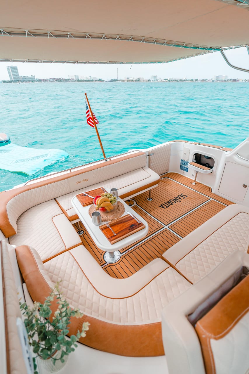 Relax and dine al fresco on Seañorita’s aft deck — featuring quilted leather seating, a teak deck, and panoramic sea views. | Relájate y cena al aire libre en la popa del Seañorita — con asientos acolchados de piel, cubierta tipo teca y vistas panorámicas al mar.
