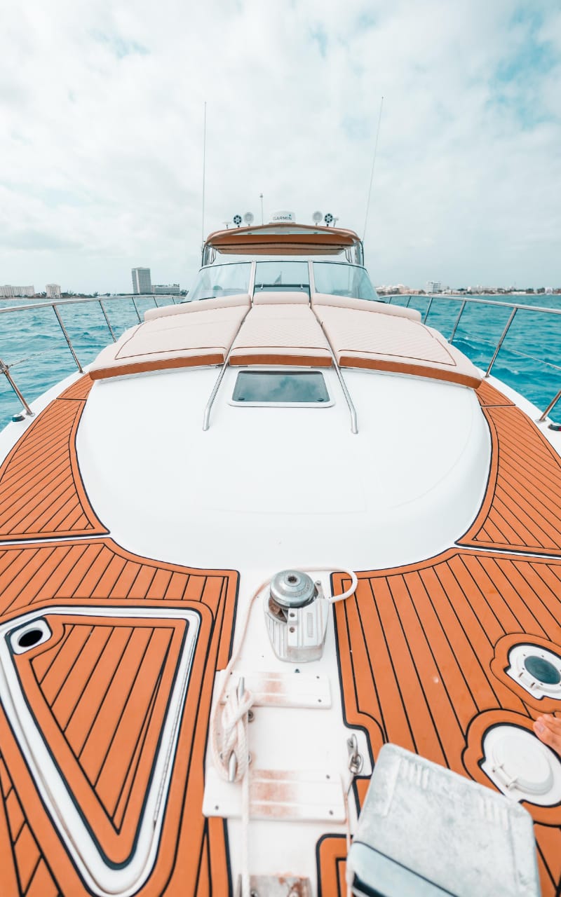 Enjoy panoramic views from Seañorita’s bow — a spacious teak deck with plush sun loungers for ultimate comfort at sea. | Disfruta vistas panorámicas desde la proa del Seañorita — una amplia cubierta de teca con camastros acolchados para máximo confort en el mar.
