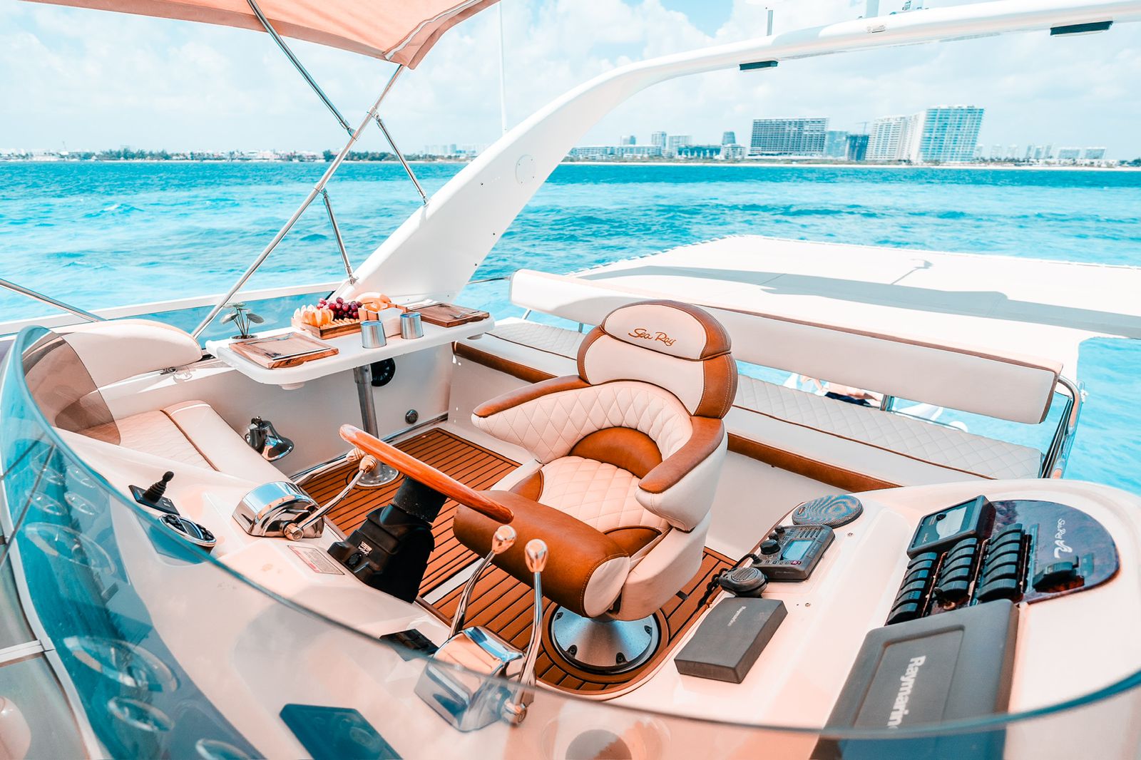 Command your voyage from the flybridge of the 50 ft Sea Ray “Mr Sea,” featuring a premium captain’s chair and breathtaking Caribbean views. | Dirige tu travesía desde el flybridge del Sea Ray “Mr Sea” de 50 pies, con silla de capitán de lujo y vistas espectaculares del Caribe.