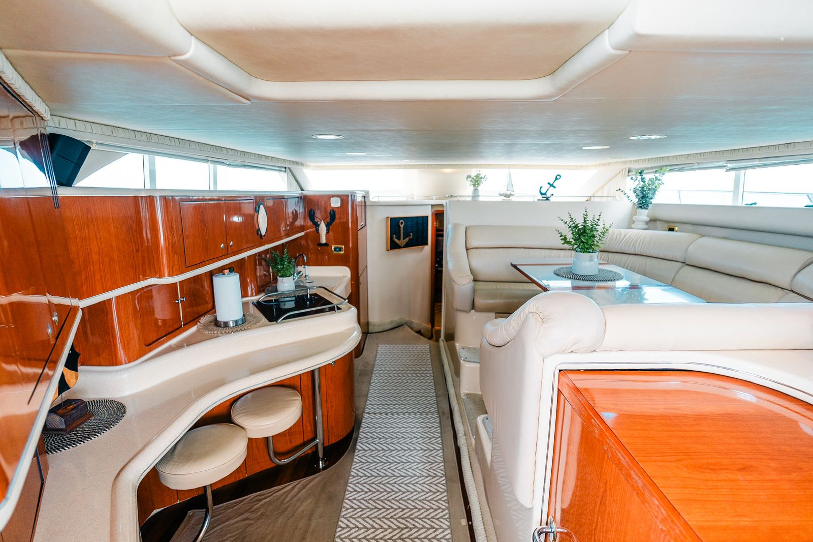 Enjoy the spacious and elegant interior of the 50 ft Sea Ray “Mr Sea,” featuring a full galley, leather seating, and natural light. | Disfruta del amplio y elegante interior del Sea Ray “Mr Sea” de 50 pies, con cocina completa, asientos de cuero y luz natural.
