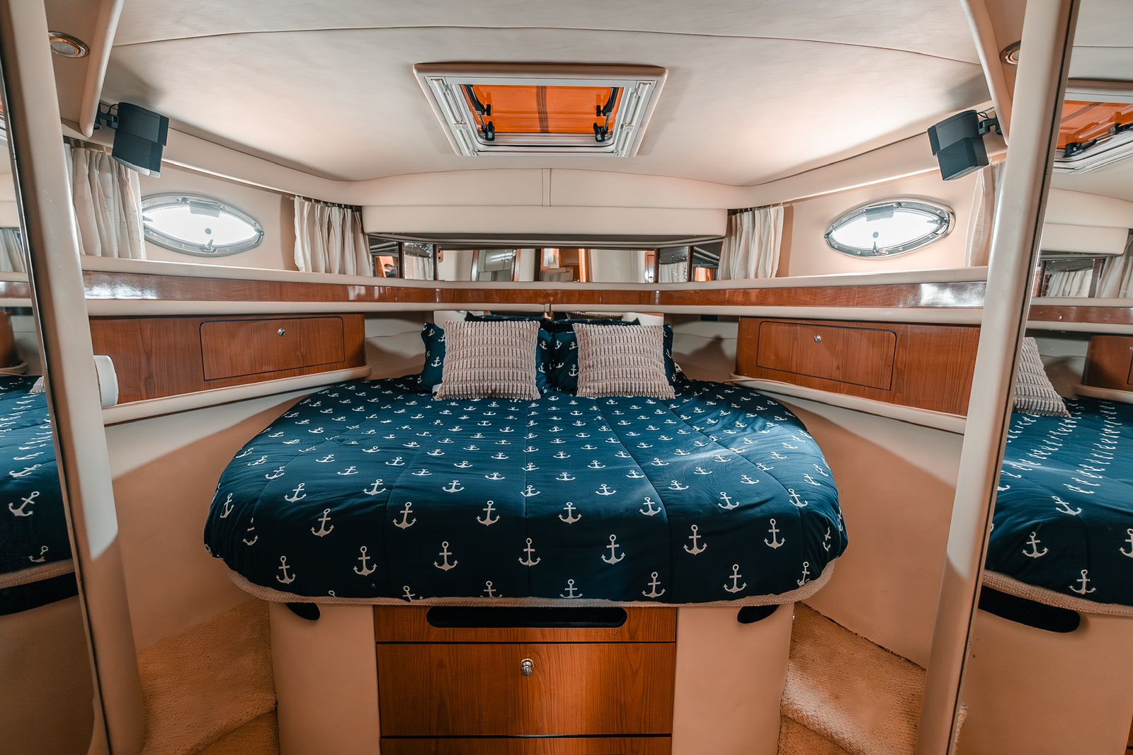 Experience restful nights aboard the 50 ft Sea Ray “Mr Sea,” featuring a comfortable queen-size bed and bright, stylish design. | Disfruta noches de descanso a bordo del Sea Ray “Mr Sea” de 50 pies, con cama matrimonial y un diseño luminoso y elegante.