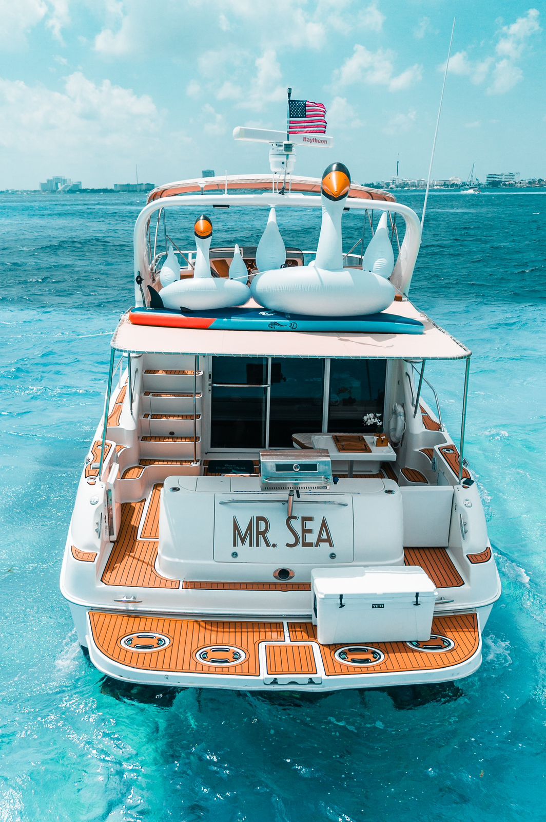 The 50 ft Sea Ray “Mr Sea” combines style and fun with a spacious deck, perfect for parties, family trips, and Caribbean adventures. | El Sea Ray “Mr Sea” de 50 pies combina estilo y diversión con una amplia cubierta ideal para fiestas, viajes familiares y aventuras por el Caribe.