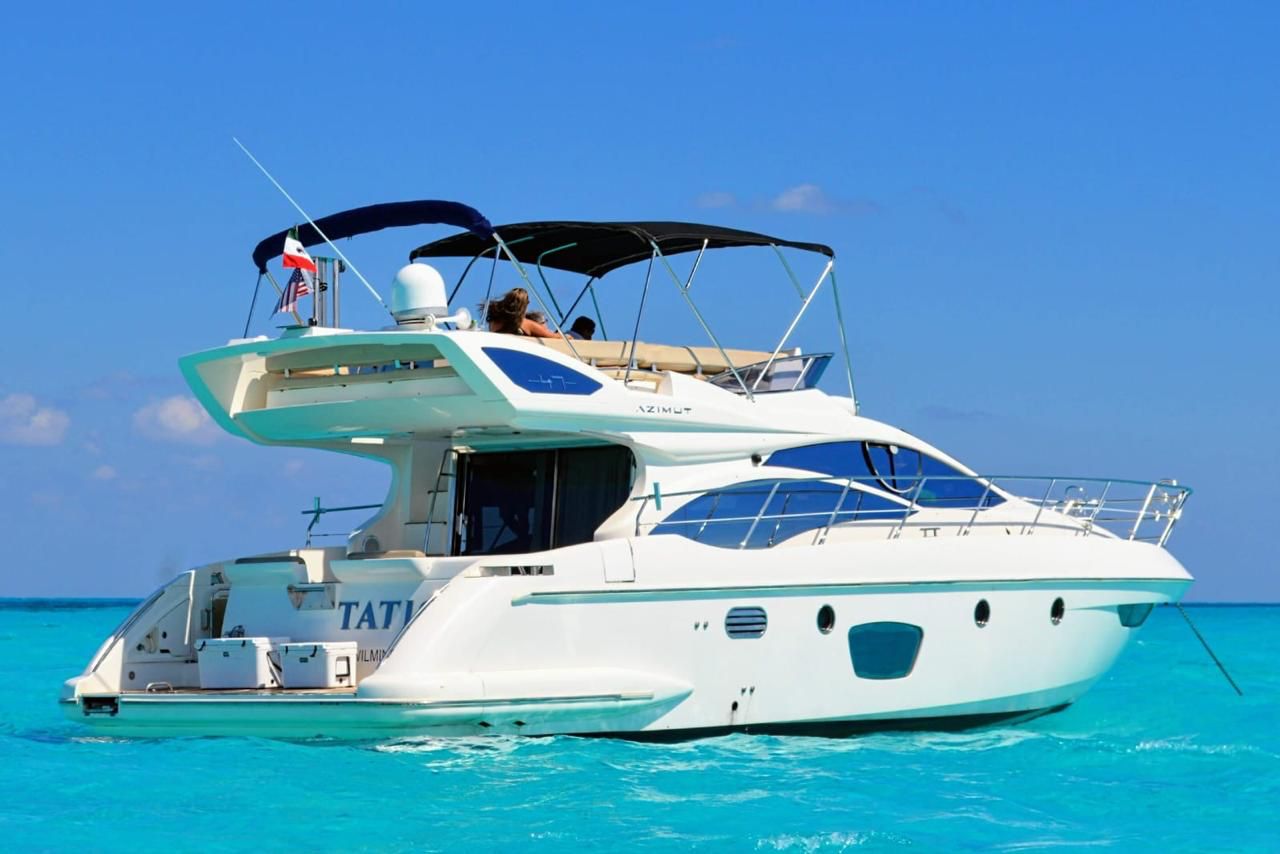 The Azimut 48 ft Flybridge blends Italian elegance with Caribbean adventure — a perfect yacht for exploring Isla Mujeres in style. | El Azimut 48 ft Flybridge combina elegancia italiana con aventura caribeña — el yate perfecto para explorar Isla Mujeres con estilo.
