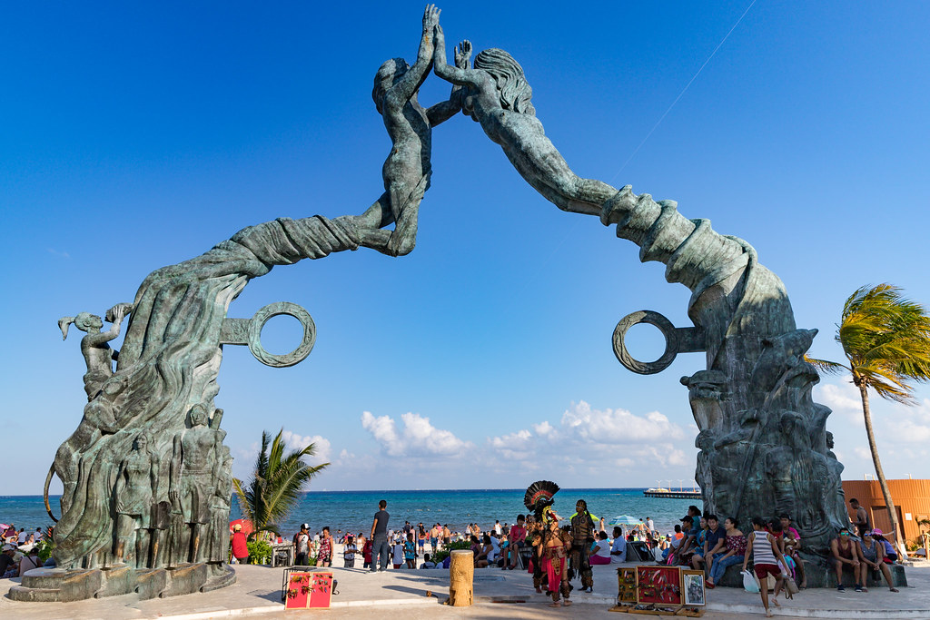 Portal Maya monument in Playa del Carmen overlooking the Caribbean Sea, a cultural landmark in the Riviera Maya by I Live Where You Vacation. | Monumento Portal Maya en Playa del Carmen con vista al Mar Caribe, ícono cultural de la Riviera Maya por I Live Where You Vacation.
