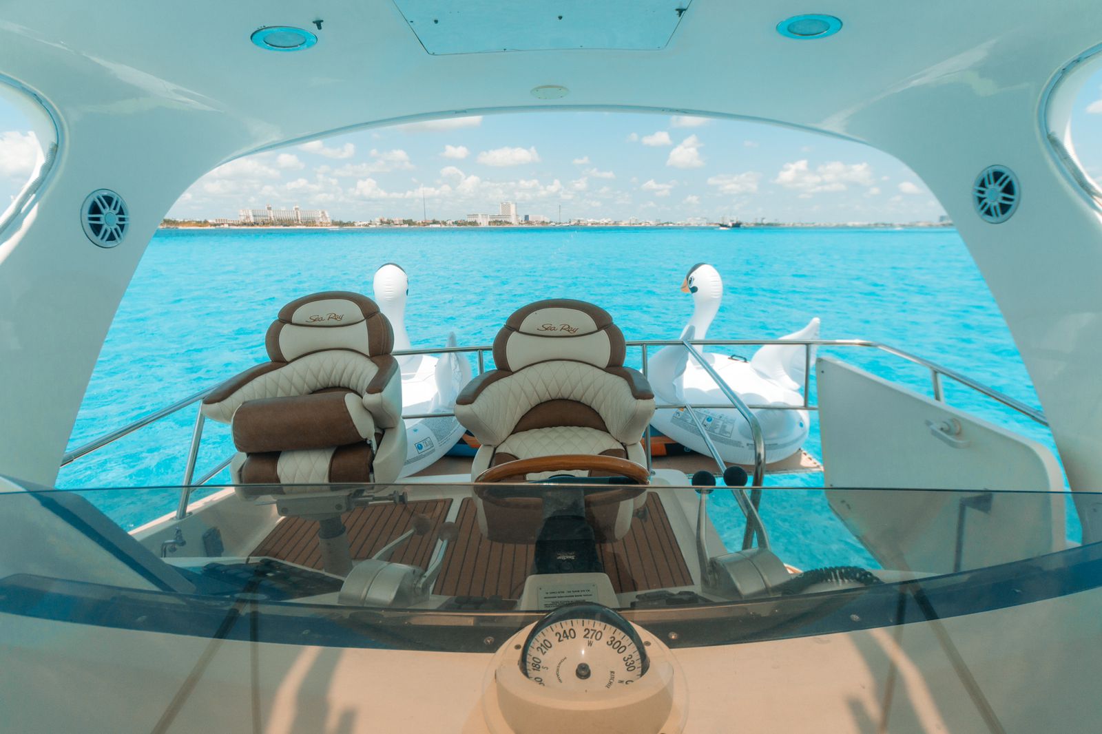 Command your voyage from the luxurious flybridge of the 52 ft Sea Ray “Sea Mami,” surrounded by endless shades of Caribbean blue. | Dirige tu travesía desde el lujoso flybridge del Sea Ray “Sea Mami” de 52 pies, rodeado por los tonos infinitos del Caribe.
