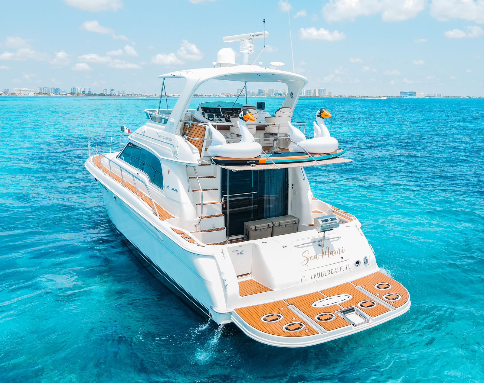 Cruise through the Caribbean aboard the 52 ft Sea Ray “Sea Mami,” ideal for private charters and Isla Mujeres adventures. | Navega por el Caribe a bordo del Sea Ray “Sea Mami” de 52 pies, ideal para charters privados y aventuras en Isla Mujeres.

