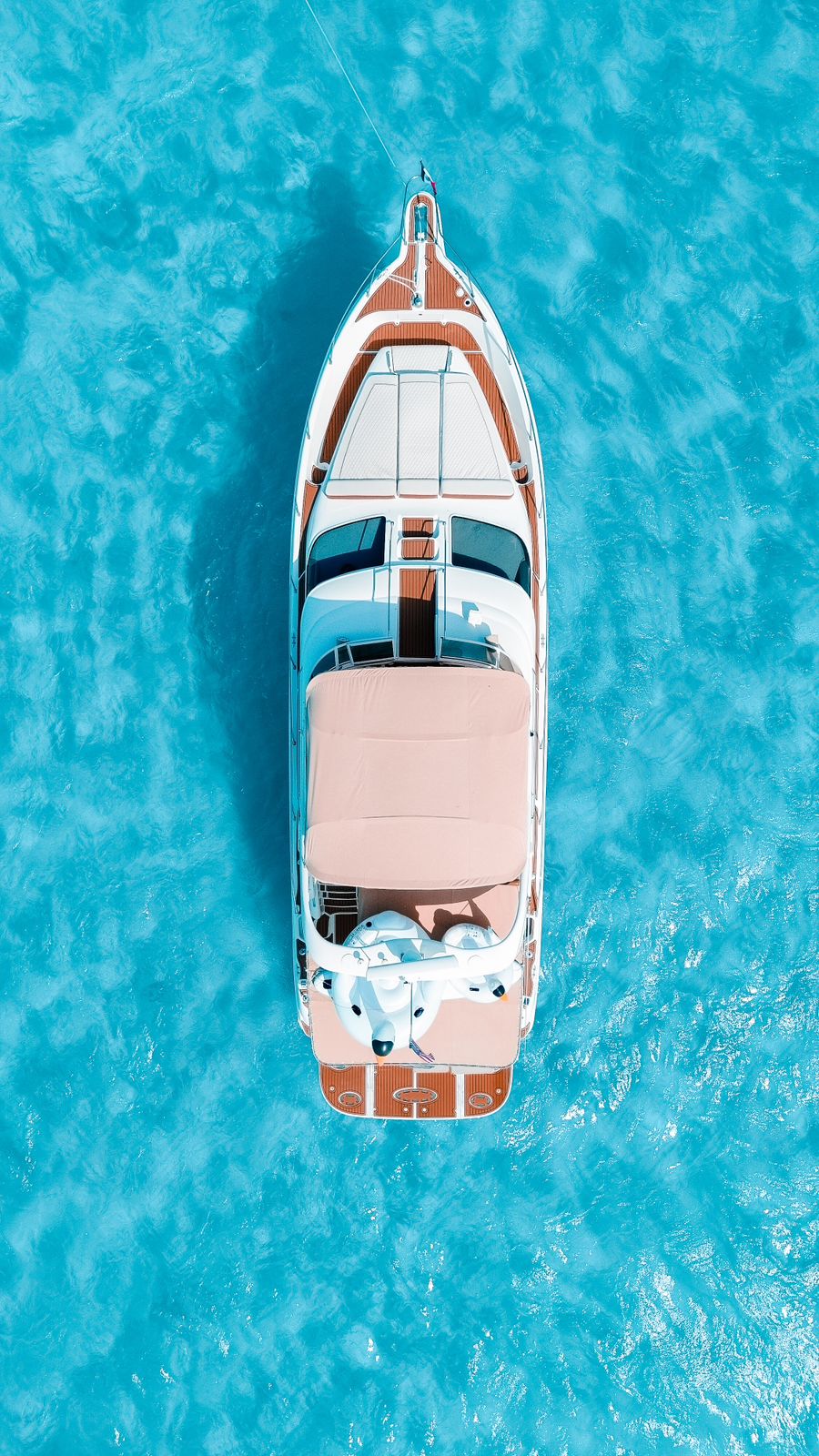 Stunning top-down aerial view of the Sea Monkey yacht floating in crystal-clear Caribbean waters — a symbol of elegance and freedom at sea. | Impresionante vista aérea del yate Sea Monkey flotando sobre aguas cristalinas del Caribe — un símbolo de elegancia y libertad en el mar.
