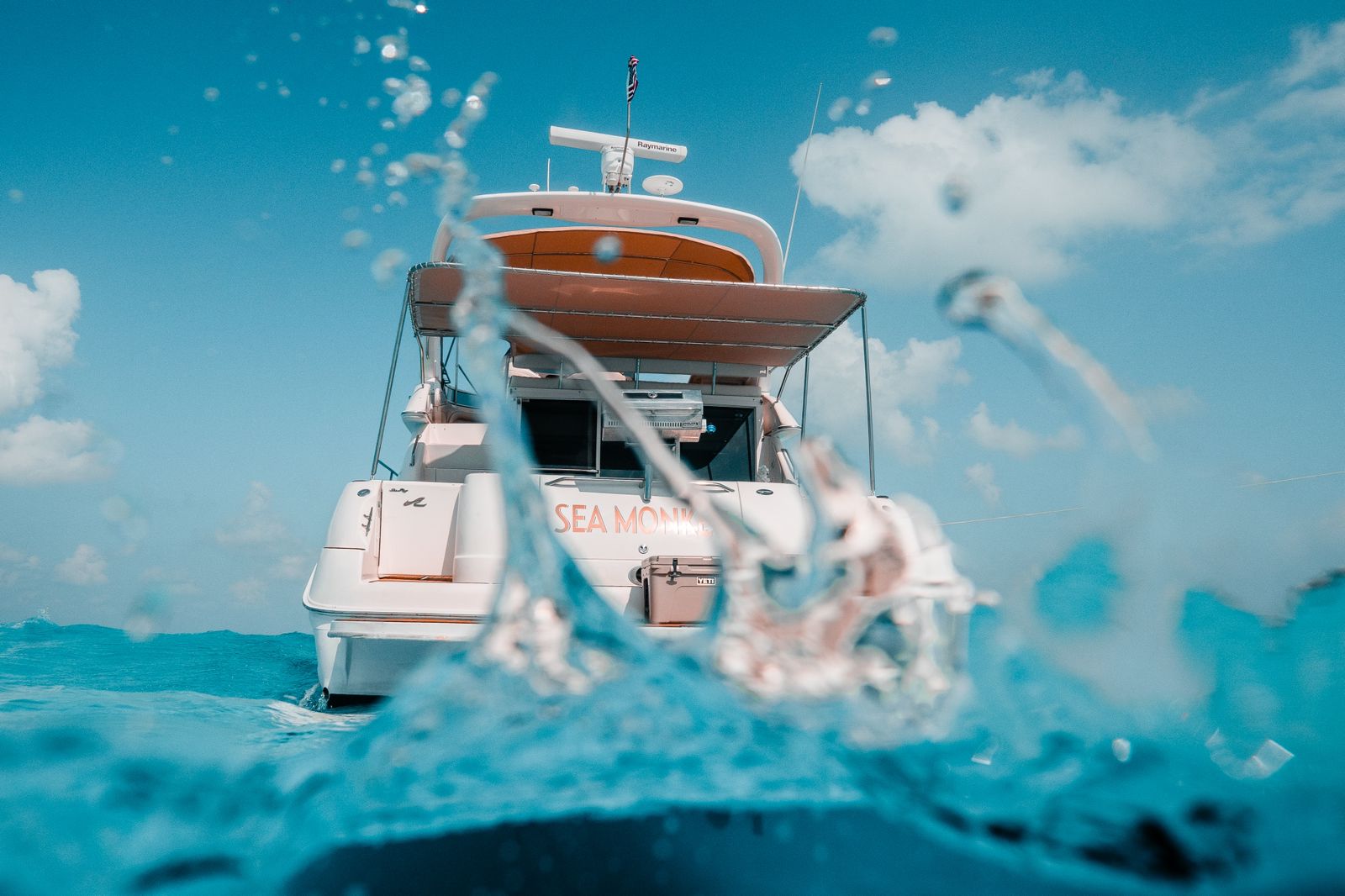 Dynamic water-level view of the Sea Monkey yacht, capturing the excitement of cruising through turquoise Caribbean waters. | Vista dinámica a nivel del agua del yate Sea Monkey, que captura la emoción de navegar por las aguas turquesa del Caribe.
