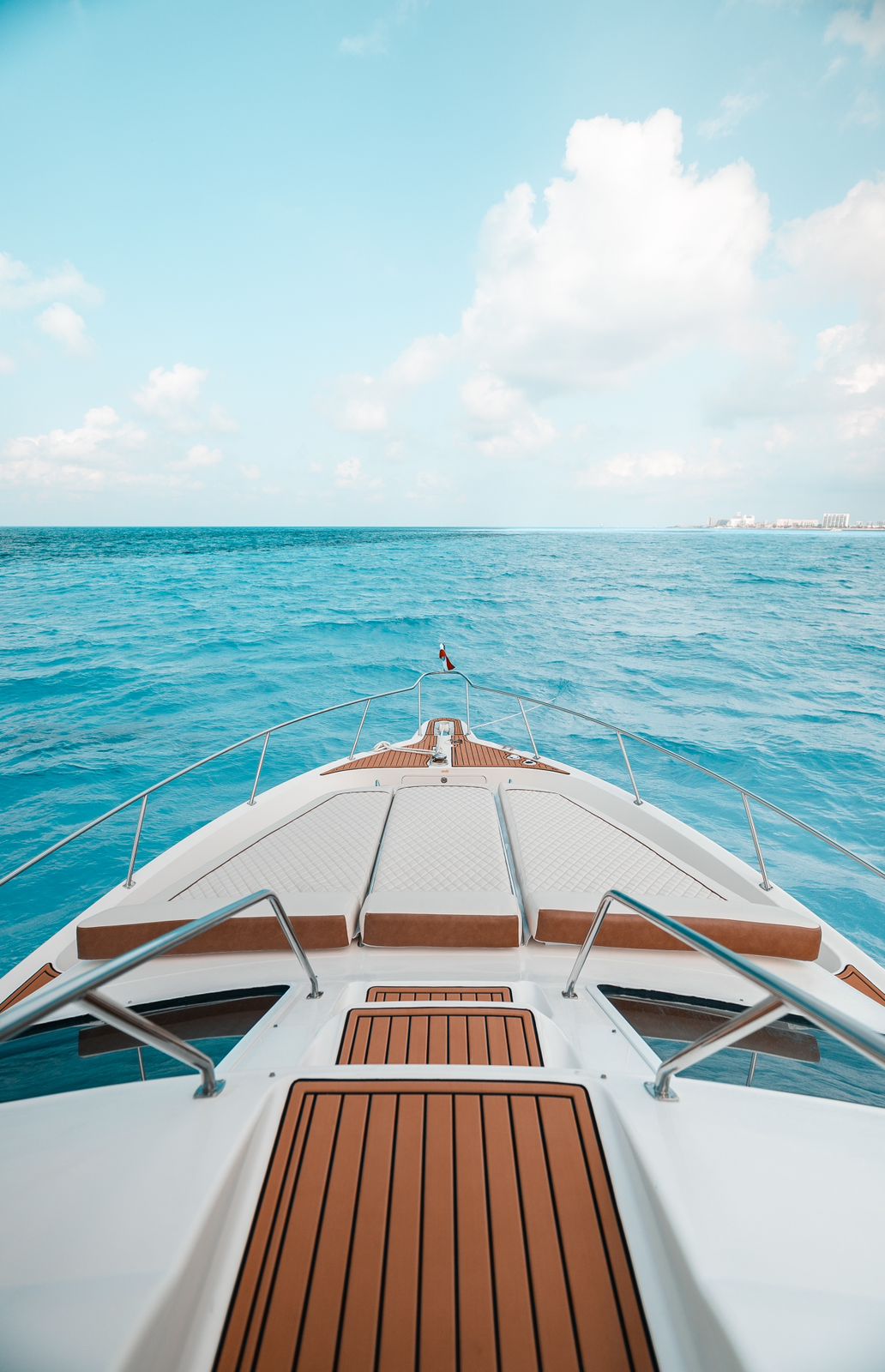 Panoramic bow view from the Sea Monkey yacht, featuring elegant sun loungers and turquoise Caribbean waters. | Vista panorámica desde la proa del yate Sea Monkey, con elegantes camastros y aguas turquesa del Caribe.
