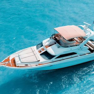 Sea Monkey 50 ft Sea Ray yacht floating in turquoise waters of Cancún – I Live Where You Vacation | Yate Sea Monkey de 50 pies Sea Ray navegando en aguas turquesas de Cancún – I Live Where You Vacation