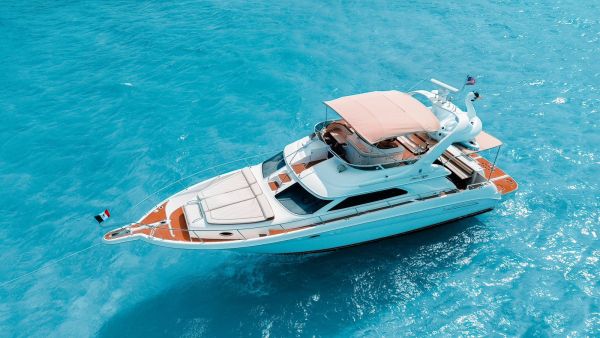 Sea Monkey 50 ft Sea Ray yacht floating in turquoise waters of Cancún – I Live Where You Vacation | Yate Sea Monkey de 50 pies Sea Ray navegando en aguas turquesas de Cancún – I Live Where You Vacation