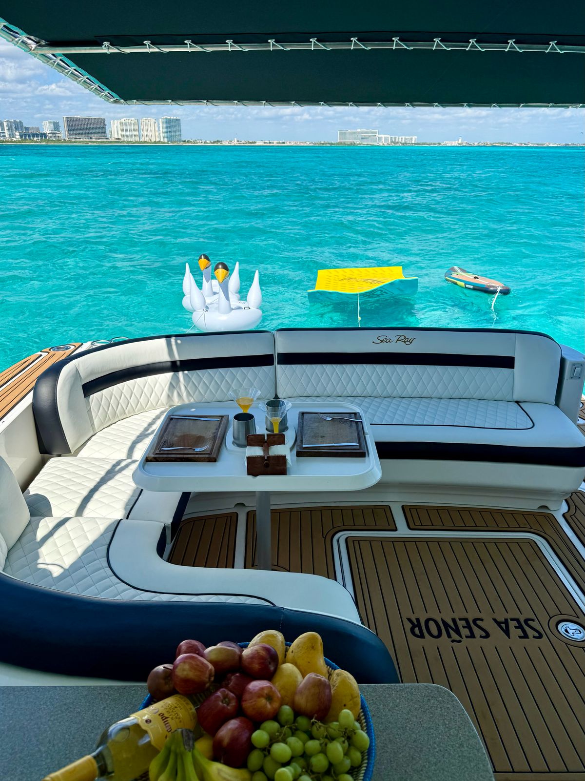 Where luxury meets the sea — relax, dine, and toast to paradise. | Donde el lujo se encuentra con el mar — relájate, cena y brinda por el paraíso.