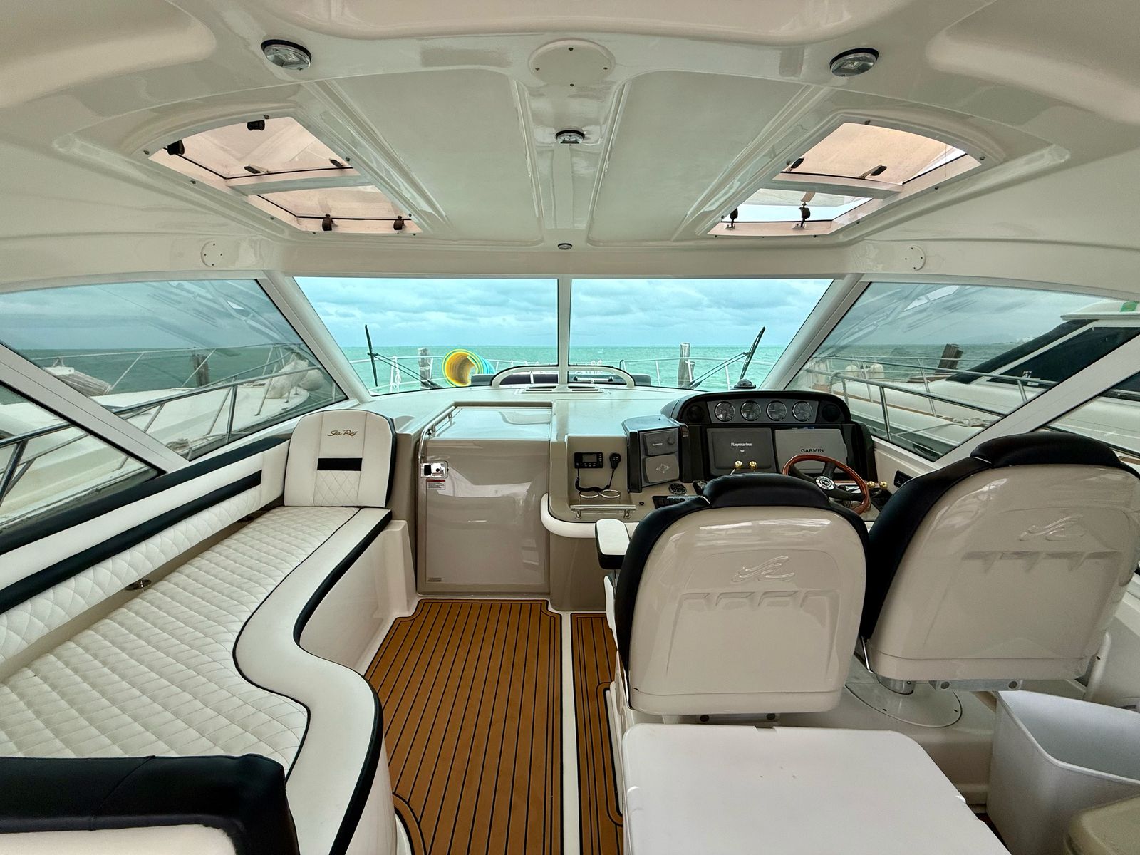 Navigate in style — comfort, technology, and ocean views in perfect harmony. | Navega con estilo — confort, tecnología y vistas al mar en perfecta armonía.
